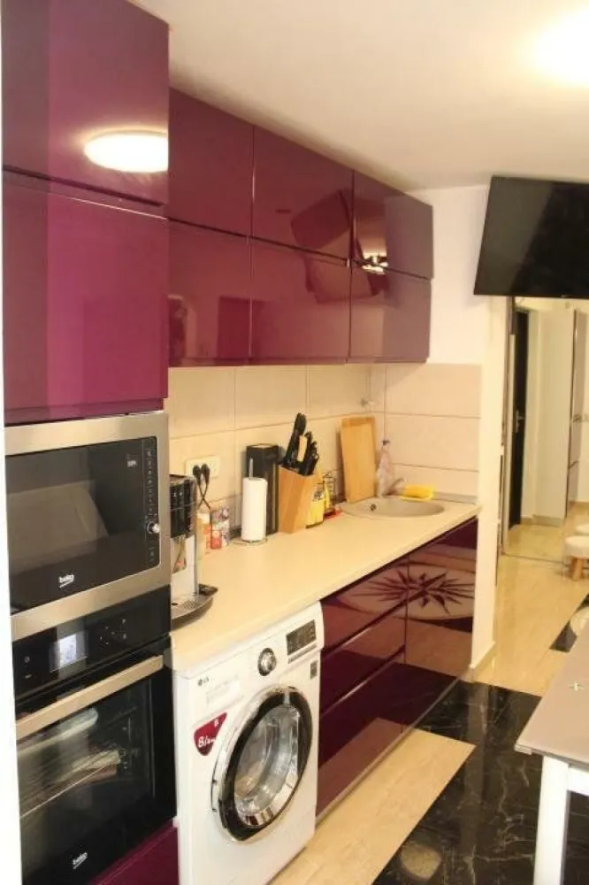 Apartament 3 camere - Se vinde apartament 3 camere sector 4 , in vecinatatea Strandului Summer park! Apartamentul se afla la etajul 4/8 si este compus din 3 camere si dependinte (baie, sas, bucatarie, vestibul, camara, debara, sas, baie, balcon ) Apartamentul dispune de centrala propie pe gaz , spatiu de depozitare la subsol si loc parcare platit pana la sfarsitul anului. Anul finalizarii blocului 1980 !
In zona se afla o creşa , o grădiniţă si o şcoală gimnazială. De asemena se afla si un mic centru comercial .Apartamentul se vine semi-mobilat, ink plita, cuptor,hota,cuptor cu microunde, 2 dresinguri, mobila bucatarie,mobila hol
Pentru mai multe detalii si poze pe WhatsApp sau telefonic la numarul din anunt .
Nu deranjati inutil !
Pretul este usor negociabil doar pentru cei care achita chas