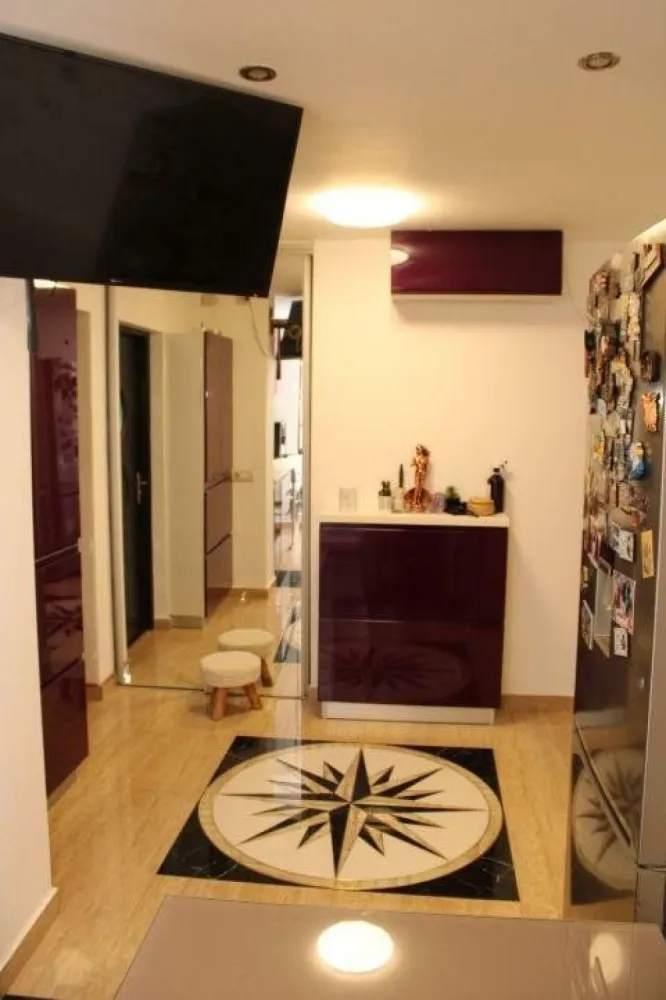 Apartament 3 camere - Se vinde apartament 3 camere sector 4 , in vecinatatea Strandului Summer park! Apartamentul se afla la etajul 4/8 si este compus din 3 camere si dependinte (baie, sas, bucatarie, vestibul, camara, debara, sas, baie, balcon ) Apartamentul dispune de centrala propie pe gaz , spatiu de depozitare la subsol si loc parcare platit pana la sfarsitul anului. Anul finalizarii blocului 1980 !
In zona se afla o creşa , o grădiniţă si o şcoală gimnazială. De asemena se afla si un mic centru comercial .Apartamentul se vine semi-mobilat, ink plita, cuptor,hota,cuptor cu microunde, 2 dresinguri, mobila bucatarie,mobila hol
Pentru mai multe detalii si poze pe WhatsApp sau telefonic la numarul din anunt .
Nu deranjati inutil !
Pretul este usor negociabil doar pentru cei care achita chas