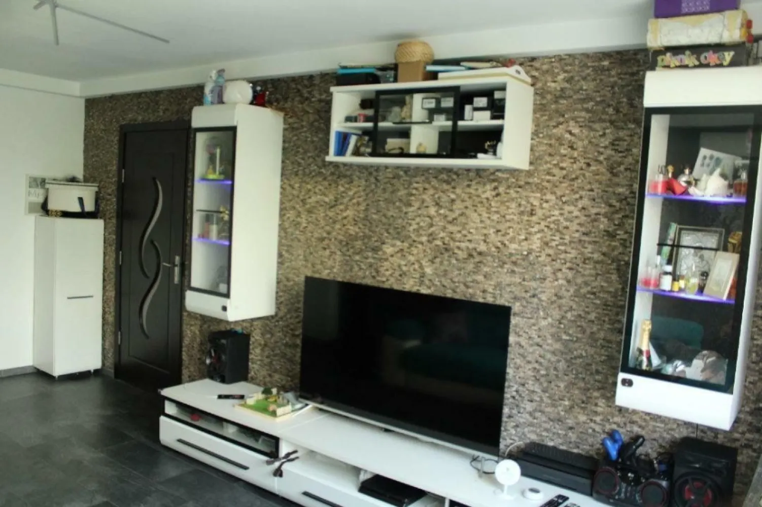 Apartament 3 camere - Se vinde apartament 3 camere sector 4 , in vecinatatea Strandului Summer park! Apartamentul se afla la etajul 4/8 si este compus din 3 camere si dependinte (baie, sas, bucatarie, vestibul, camara, debara, sas, baie, balcon ) Apartamentul dispune de centrala propie pe gaz , spatiu de depozitare la subsol si loc parcare platit pana la sfarsitul anului. Anul finalizarii blocului 1980 !
In zona se afla o creşa , o grădiniţă si o şcoală gimnazială. De asemena se afla si un mic centru comercial .Apartamentul se vine semi-mobilat, ink plita, cuptor,hota,cuptor cu microunde, 2 dresinguri, mobila bucatarie,mobila hol
Pentru mai multe detalii si poze pe WhatsApp sau telefonic la numarul din anunt .
Nu deranjati inutil !
Pretul este usor negociabil doar pentru cei care achita chas