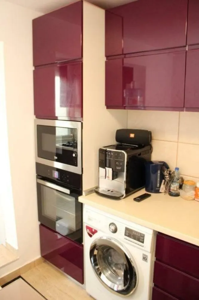 Apartament 3 camere - Se vinde apartament 3 camere sector 4 , in vecinatatea Strandului Summer park! Apartamentul se afla la etajul 4/8 si este compus din 3 camere si dependinte (baie, sas, bucatarie, vestibul, camara, debara, sas, baie, balcon ) Apartamentul dispune de centrala propie pe gaz , spatiu de depozitare la subsol si loc parcare platit pana la sfarsitul anului. Anul finalizarii blocului 1980 !
In zona se afla o creşa , o grădiniţă si o şcoală gimnazială. De asemena se afla si un mic centru comercial .Apartamentul se vine semi-mobilat, ink plita, cuptor,hota,cuptor cu microunde, 2 dresinguri, mobila bucatarie,mobila hol
Pentru mai multe detalii si poze pe WhatsApp sau telefonic la numarul din anunt .
Nu deranjati inutil !
Pretul este usor negociabil doar pentru cei care achita chas