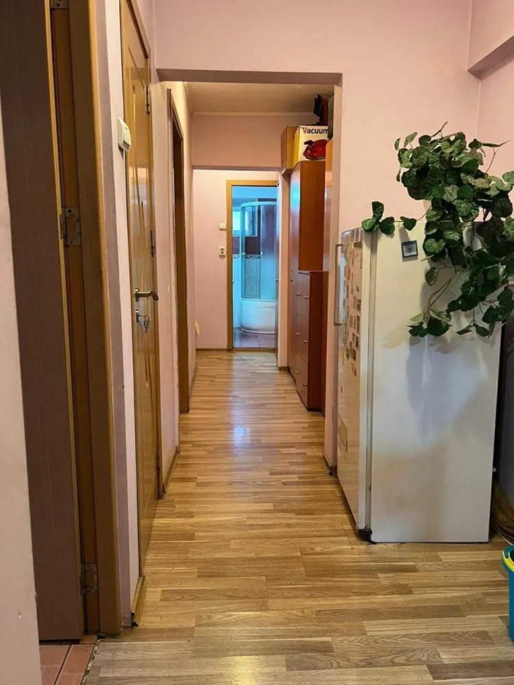 Vand 3 camere dec., confort 1, sos. Alexandriei - Piata Rahova - Teius - VAND apartament compus din 3 camere decomandate, bucătărie, 1 baie, 2 debarale, 1 balcon, avand o suprafata utila de 62,68 mp utili + balcon 5 mp.
- bloc situat in sos. Alexandriei nr. 68, sector 5, etaj 4 din 10, izolat complet pe exterior, la 100 m de statia de tramvai, la 200 m de Piata Rahova.
- termopane peste tot, inclusiv la balcoane și la camere, apartamentul are vedere in spatele blocului.
- accept credit.
- loc de parcare disponibil.
- sunt proprietar, nu ofer comision agentiilor.
Raspund la mesaje. Pentru mai multe fotografii si video puteti lasa mesaj pe WhatsApp.
Multumesc.