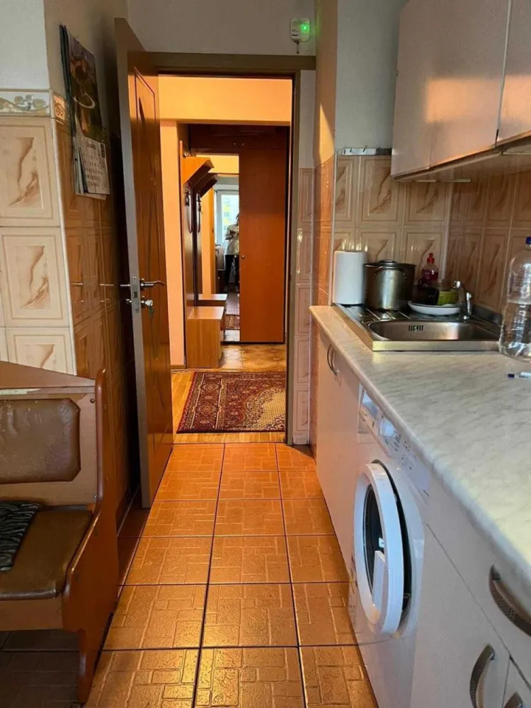 Vand 3 camere dec., confort 1, sos. Alexandriei - Piata Rahova - Teius - VAND apartament compus din 3 camere decomandate, bucătărie, 1 baie, 2 debarale, 1 balcon, avand o suprafata utila de 62,68 mp utili + balcon 5 mp.
- bloc situat in sos. Alexandriei nr. 68, sector 5, etaj 4 din 10, izolat complet pe exterior, la 100 m de statia de tramvai, la 200 m de Piata Rahova.
- termopane peste tot, inclusiv la balcoane și la camere, apartamentul are vedere in spatele blocului.
- accept credit.
- loc de parcare disponibil.
- sunt proprietar, nu ofer comision agentiilor.
Raspund la mesaje. Pentru mai multe fotografii si video puteti lasa mesaj pe WhatsApp.
Multumesc.