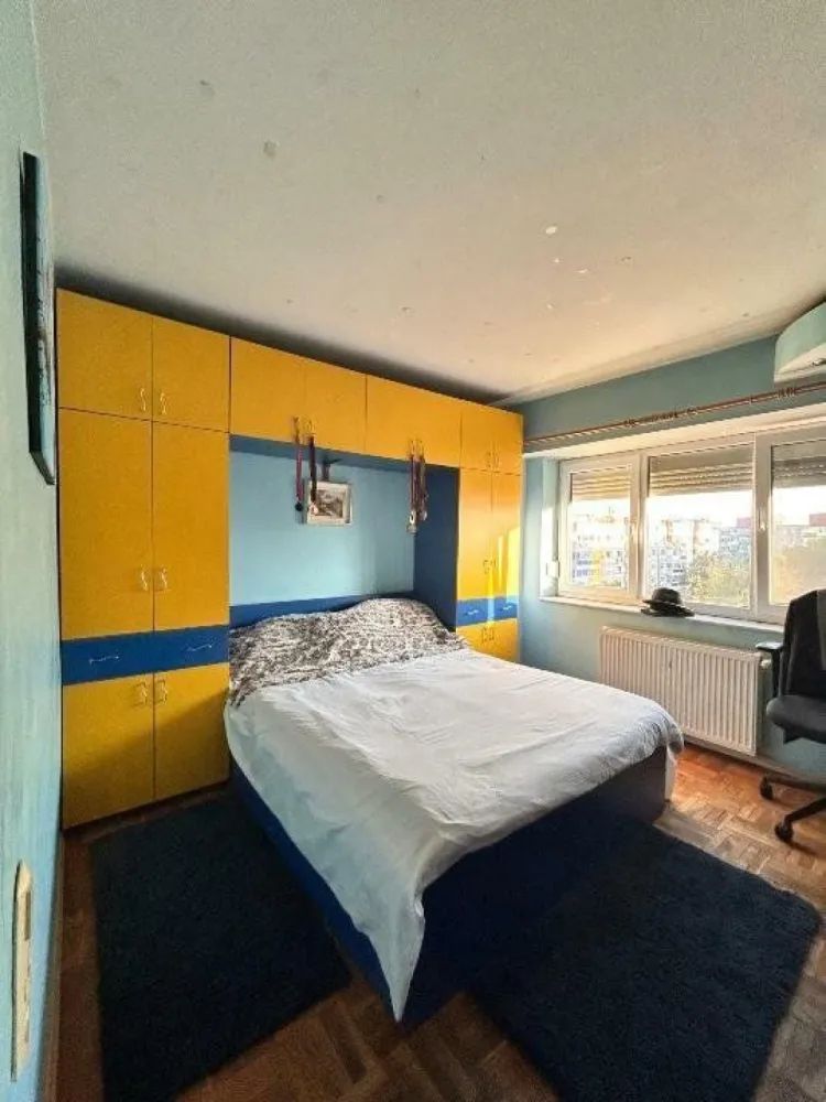 Apartament 3 camere Lujerului + parcare! la 3 minute de metrou. - De vânzare: apartament de 3 camere , 68mp în zona Lujerului. 
Apartamentul este ideal pentru o familie ce caută o locuinţă într-o arie bine conectată, dar liniştită şi aproape de şcoli/grădiniţe. 
Este poziţionat la o distanţă de 4-5 minute faţă de gura de metrou Lujerului (270-350m) şi are în proximitate şcoli, grădiniţe, piaţă (Veteranilor - 8 minute 550m), autobuze (5 minute 350m), tramvai (nr. 41 - 8 minute staţia Uverturii 550m), Mall Plaza / Afi, supermarketuri (Carrefour - 5 minute 350m, MegaImage - 3 minute 230m), clinici etc. 
Apartamentul dispune de: 
- 2 dormitoare; 
- 1 sufragerie; 
- 1 baie (cu geam); 
- 1 bucătărie spaţioasă; 
- 2 holuri; 
- 1 balcon; 
Apartamentul este decomandat, are loc de parcare inclus în faţa scării. Blocul este recent reabilitat.
Pentru mai multe detalii nu ezitaţi să ne contactaţi.