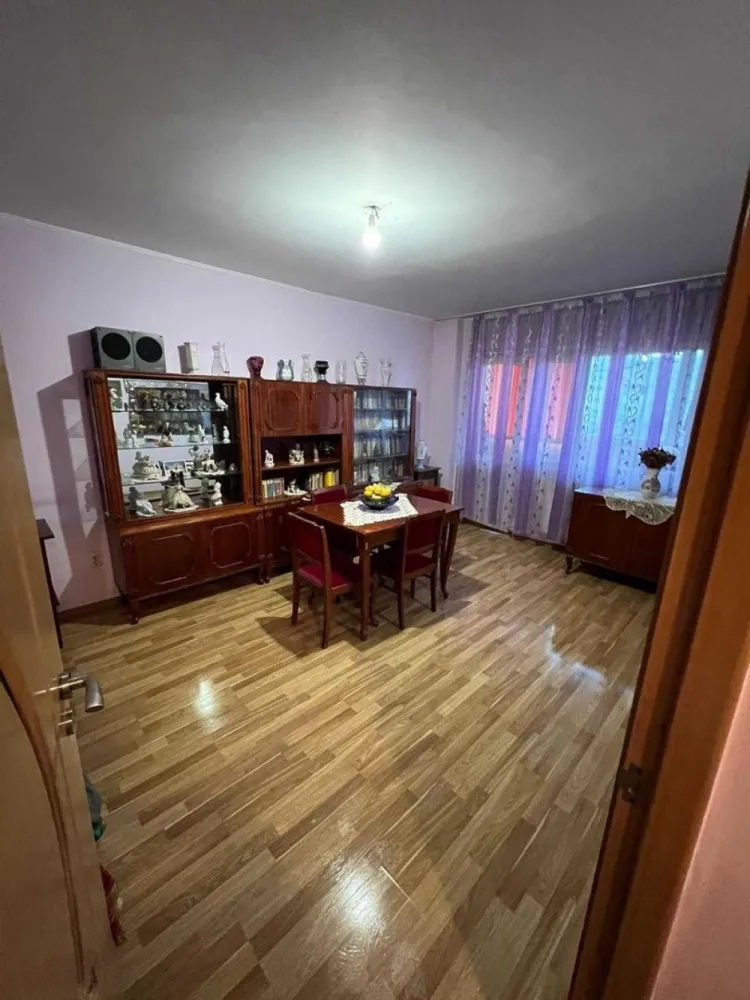 Vand 3 camere dec., confort 1, sos. Alexandriei - Piata Rahova - Teius - VAND apartament compus din 3 camere decomandate, bucătărie, 1 baie, 2 debarale, 1 balcon, avand o suprafata utila de 62,68 mp utili + balcon 5 mp.
- bloc situat in sos. Alexandriei nr. 68, sector 5, etaj 4 din 10, izolat complet pe exterior, la 100 m de statia de tramvai, la 200 m de Piata Rahova.
- termopane peste tot, inclusiv la balcoane și la camere, apartamentul are vedere in spatele blocului.
- accept credit.
- loc de parcare disponibil.
- sunt proprietar, nu ofer comision agentiilor.
Raspund la mesaje. Pentru mai multe fotografii si video puteti lasa mesaj pe WhatsApp.
Multumesc.