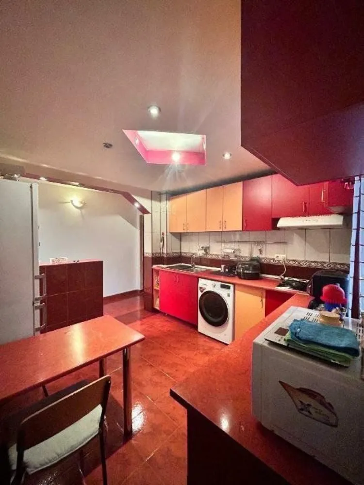 Apartament 3 camere Lujerului + parcare! la 3 minute de metrou. - De vânzare: apartament de 3 camere , 68mp în zona Lujerului. 
Apartamentul este ideal pentru o familie ce caută o locuinţă într-o arie bine conectată, dar liniştită şi aproape de şcoli/grădiniţe. 
Este poziţionat la o distanţă de 4-5 minute faţă de gura de metrou Lujerului (270-350m) şi are în proximitate şcoli, grădiniţe, piaţă (Veteranilor - 8 minute 550m), autobuze (5 minute 350m), tramvai (nr. 41 - 8 minute staţia Uverturii 550m), Mall Plaza / Afi, supermarketuri (Carrefour - 5 minute 350m, MegaImage - 3 minute 230m), clinici etc. 
Apartamentul dispune de: 
- 2 dormitoare; 
- 1 sufragerie; 
- 1 baie (cu geam); 
- 1 bucătărie spaţioasă; 
- 2 holuri; 
- 1 balcon; 
Apartamentul este decomandat, are loc de parcare inclus în faţa scării. Blocul este recent reabilitat.
Pentru mai multe detalii nu ezitaţi să ne contactaţi.