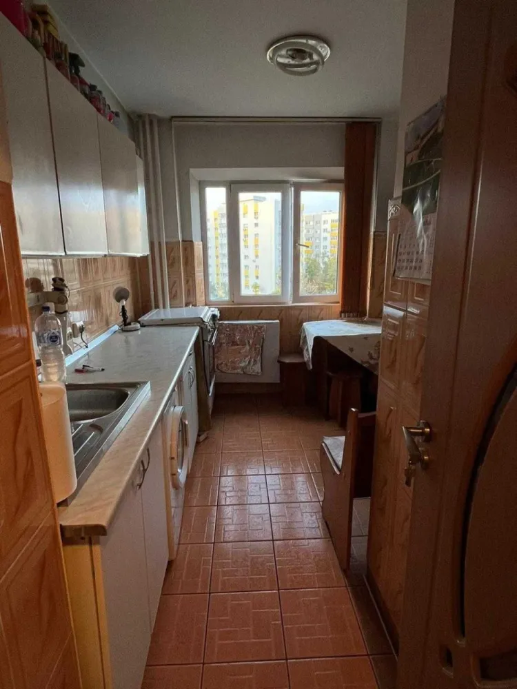 Vand 3 camere dec., confort 1, sos. Alexandriei - Piata Rahova - Teius - VAND apartament compus din 3 camere decomandate, bucătărie, 1 baie, 2 debarale, 1 balcon, avand o suprafata utila de 62,68 mp utili + balcon 5 mp.
- bloc situat in sos. Alexandriei nr. 68, sector 5, etaj 4 din 10, izolat complet pe exterior, la 100 m de statia de tramvai, la 200 m de Piata Rahova.
- termopane peste tot, inclusiv la balcoane și la camere, apartamentul are vedere in spatele blocului.
- accept credit.
- loc de parcare disponibil.
- sunt proprietar, nu ofer comision agentiilor.
Raspund la mesaje. Pentru mai multe fotografii si video puteti lasa mesaj pe WhatsApp.
Multumesc.