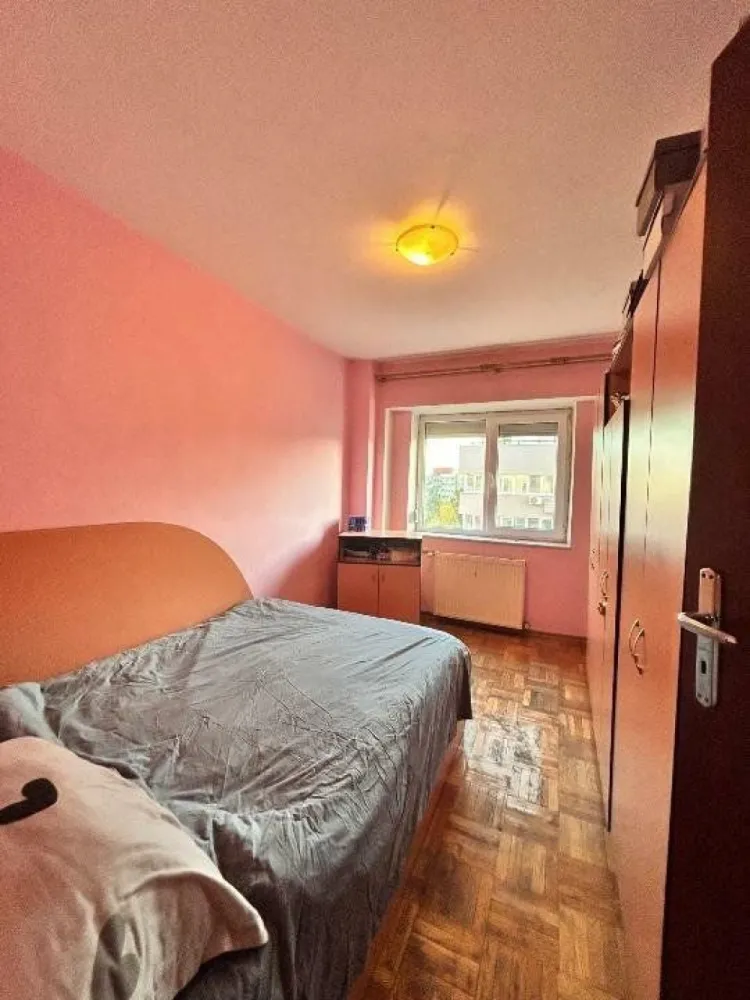 Apartament 3 camere Lujerului + parcare! la 3 minute de metrou. - De vânzare: apartament de 3 camere , 68mp în zona Lujerului. 
Apartamentul este ideal pentru o familie ce caută o locuinţă într-o arie bine conectată, dar liniştită şi aproape de şcoli/grădiniţe. 
Este poziţionat la o distanţă de 4-5 minute faţă de gura de metrou Lujerului (270-350m) şi are în proximitate şcoli, grădiniţe, piaţă (Veteranilor - 8 minute 550m), autobuze (5 minute 350m), tramvai (nr. 41 - 8 minute staţia Uverturii 550m), Mall Plaza / Afi, supermarketuri (Carrefour - 5 minute 350m, MegaImage - 3 minute 230m), clinici etc. 
Apartamentul dispune de: 
- 2 dormitoare; 
- 1 sufragerie; 
- 1 baie (cu geam); 
- 1 bucătărie spaţioasă; 
- 2 holuri; 
- 1 balcon; 
Apartamentul este decomandat, are loc de parcare inclus în faţa scării. Blocul este recent reabilitat.
Pentru mai multe detalii nu ezitaţi să ne contactaţi.