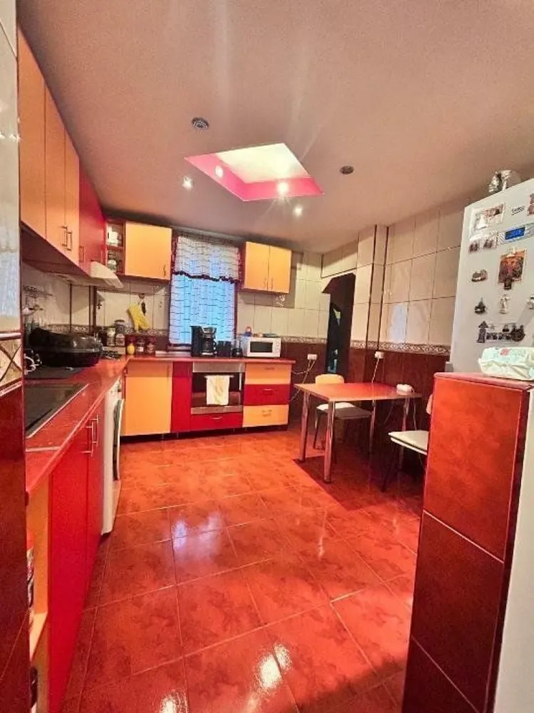 Apartament 3 camere Lujerului + parcare! la 3 minute de metrou. - De vânzare: apartament de 3 camere , 68mp în zona Lujerului. 
Apartamentul este ideal pentru o familie ce caută o locuinţă într-o arie bine conectată, dar liniştită şi aproape de şcoli/grădiniţe. 
Este poziţionat la o distanţă de 4-5 minute faţă de gura de metrou Lujerului (270-350m) şi are în proximitate şcoli, grădiniţe, piaţă (Veteranilor - 8 minute 550m), autobuze (5 minute 350m), tramvai (nr. 41 - 8 minute staţia Uverturii 550m), Mall Plaza / Afi, supermarketuri (Carrefour - 5 minute 350m, MegaImage - 3 minute 230m), clinici etc. 
Apartamentul dispune de: 
- 2 dormitoare; 
- 1 sufragerie; 
- 1 baie (cu geam); 
- 1 bucătărie spaţioasă; 
- 2 holuri; 
- 1 balcon; 
Apartamentul este decomandat, are loc de parcare inclus în faţa scării. Blocul este recent reabilitat.
Pentru mai multe detalii nu ezitaţi să ne contactaţi.