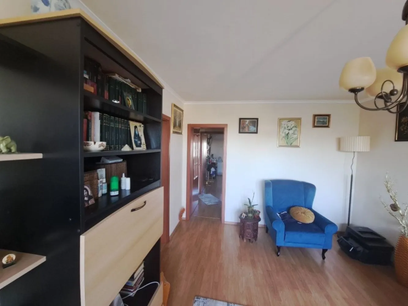 Apartament 3 camere Piata Domenii cu dubla vedere panoramica + boxa - Oportunitate apartament 3 camere catre Arcul de Triumf, zona premium intr-un bloc curat, recent anvelopat si civilizat. Apartamentul este calduros iarna si racoros vara fiind situat pe centrul blocului, cu doar 2 pereti exteriori. Apartamentul este cu ferestre mari, luminos, in forma de L si ofera o dubla vedere panoramica pe o latura spre Parcul Herastrau, Piata Presei Libere si Manastirea Casin, iar pe ceallata latura cu Pasajul Basarab, zona parcului regina Maria. Apartamentul este inconjurat de verdeata si pomi cu tei si de o parte si de alta a blocului. Apartamentul se vinde impreuna cu o boxa de 4m2, ce poate fi folosita ca depozit pentru diverse. Apartamentul este renovat recent si se poate muta in el. 
Blocul este finalizat in 1973 si are o structura de rezistenta puternica, ce se poate vedea la subsolul blocului. La parterul blocului se gasesc spatii comerciale, banca, cosmetica, clinica oftalmologica, etc. 
Oportunitatea este si la pret de 180.000 EUR usor negociabil.