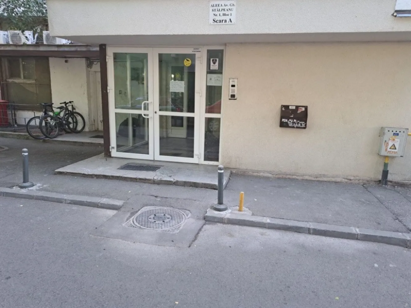 Apartament 3 camere Piata Domenii cu dubla vedere panoramica + boxa - Oportunitate apartament 3 camere catre Arcul de Triumf, zona premium intr-un bloc curat, recent anvelopat si civilizat. Apartamentul este calduros iarna si racoros vara fiind situat pe centrul blocului, cu doar 2 pereti exteriori. Apartamentul este cu ferestre mari, luminos, in forma de L si ofera o dubla vedere panoramica pe o latura spre Parcul Herastrau, Piata Presei Libere si Manastirea Casin, iar pe ceallata latura cu Pasajul Basarab, zona parcului regina Maria. Apartamentul este inconjurat de verdeata si pomi cu tei si de o parte si de alta a blocului. Apartamentul se vinde impreuna cu o boxa de 4m2, ce poate fi folosita ca depozit pentru diverse. Apartamentul este renovat recent si se poate muta in el. 
Blocul este finalizat in 1973 si are o structura de rezistenta puternica, ce se poate vedea la subsolul blocului. La parterul blocului se gasesc spatii comerciale, banca, cosmetica, clinica oftalmologica, etc. 
Oportunitatea este si la pret de 180.000 EUR usor negociabil.