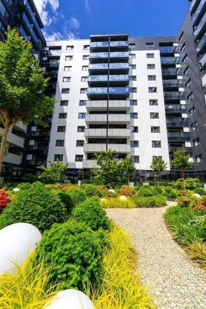 VÂNZARE APARTAMENT PREMIUM | CORTINA NORTH PIPERA | LOC PARCARE SUBTERAN - Vând un apartament deosebit, poziţionat ideal în ansamblul rezidenţial Cortina North, o locaţie emblematică a zonei de nord a Capitalei.
đŸ“ COMPARTIMENTARE & SPECIFICAŢII:
â€˘ 3 camere spaţioase şi luminoase
â€˘ Decomandat, compartimentare optima 
â€˘ Suprafaţă utilă generoasă: 78 mp 
â€˘ Terasă: 5 mp
â€˘ Etaj: 6/10
â€˘ Stare: ready to use, nemobilat, pregătit pentru amenajare conform preferinţelor
â€˘ Loc de parcare subteran inclus în preţ
âœ¨ FINISAJE PREMIUM:
â€˘ Tâmplărie de aluminiu SchĂźco cu geam tripan
â€˘ Faţadă ventilată Swisspearl
â€˘ Parchet de înaltă calitate în camere
â€˘ Gresie şi faianţă premium în băi, cu un design de excepţie
â€˘ Centrală termică proprie Ariston
â€˘ Aparate de aer condiţionat în fiecare încăpere, cu o singură unitate exterioară
â€˘ Uşi interior tip Filomuro 
â€˘ Uşă de exterior de înaltă siguranţă, cu închidere multipunct 
â€˘ Videointerfon
đŸ° FACILITĂŢI COMPLEX:
â€˘ Sală de fitness, centru Wellness, bazin de înot semiolimpic 
â€˘ Spaţii verzi amenajate peisagistic
â€˘ Pază şi supraveghere video 24/7
â€˘ Sistem smart pentru acces în complex
đŸ“ LOCAŢIE:
â€˘ Acces rapid către zona de business şi office 
â€˘ În apropiere de Promenada Mall şi Pipera Plaza 
â€˘ Transport în comun la câţiva paşi, staţia de metrou Aurel Vlaicu, în apropiere
â€˘ Şcoli şi grădiniţe în zonă
â€˘ Parcuri şi zone de recreere în proximitate, Pacul Herăstrău la 5 minute 
đŸ’° PREŢ: 240.000 EUR (TVA inclus)
đŸ’Ą MODALITATE DE VÂNZARE:
â€˘ Vânzare directă de la proprietar, fără comision
â€˘ Se acceptă credit bancar
â€˘ Acte pregătite pentru vânzare
â€˘ Disponibilitate imediată pentru vizionare
Apartamentul se predă nemobilat, oferindu-vă libertatea de a-l amenaja după propriul stil şi preferinţe.
đŸ“ž Pentru vizionări şi informaţii suplimentare, vă stăm la dispoziţie!
Puteţi viziona un tur virtual al unui apartament similar - 

*Preţul este final, nu se aplică TVA. Se poate achiziţiona o parcare la subsolul -2 la preţul de 18.000 euro( nu se aplica TVA)