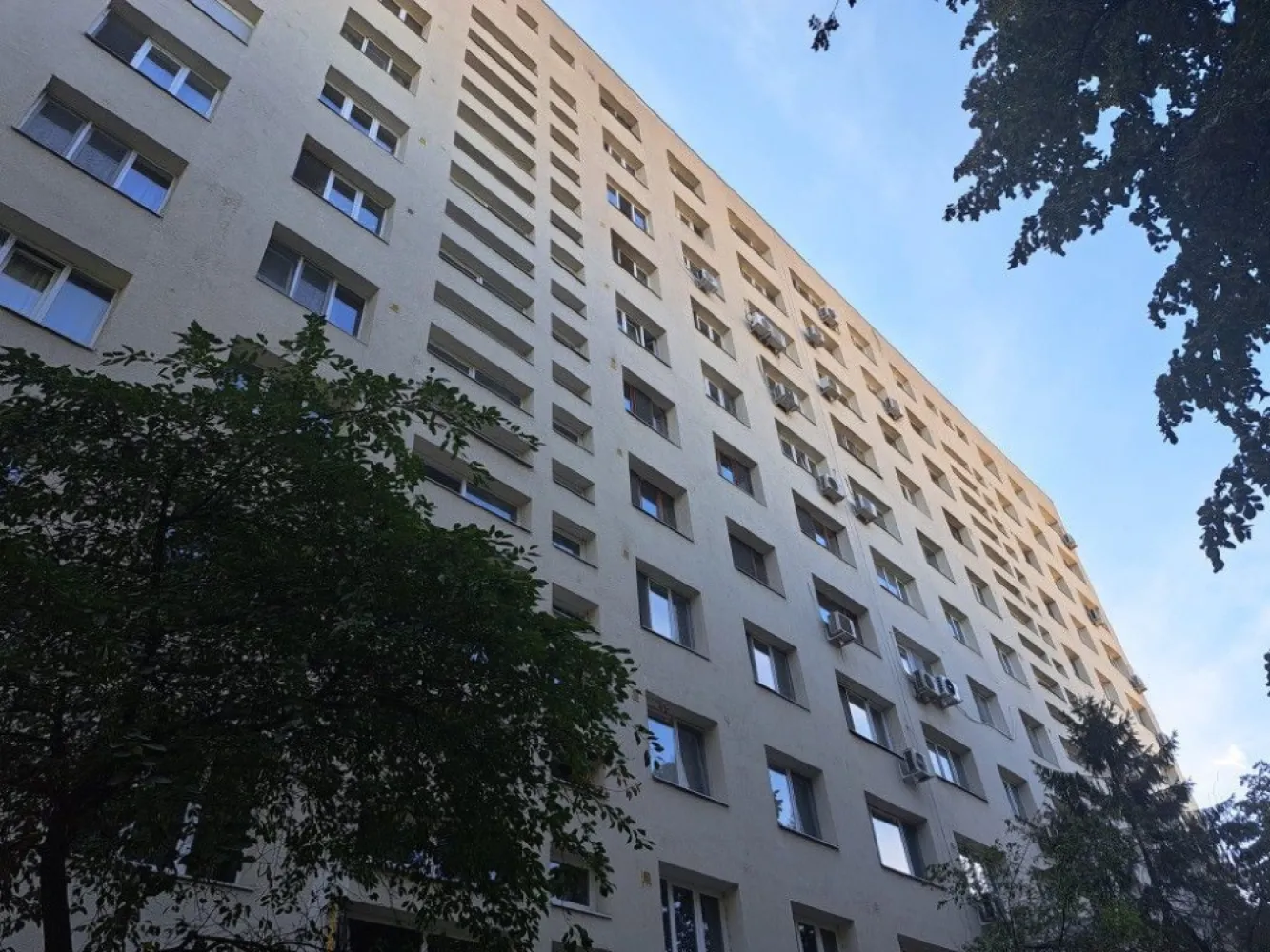 Apartament 3 camere Piata Domenii cu dubla vedere panoramica + boxa - Oportunitate apartament 3 camere catre Arcul de Triumf, zona premium intr-un bloc curat, recent anvelopat si civilizat. Apartamentul este calduros iarna si racoros vara fiind situat pe centrul blocului, cu doar 2 pereti exteriori. Apartamentul este cu ferestre mari, luminos, in forma de L si ofera o dubla vedere panoramica pe o latura spre Parcul Herastrau, Piata Presei Libere si Manastirea Casin, iar pe ceallata latura cu Pasajul Basarab, zona parcului regina Maria. Apartamentul este inconjurat de verdeata si pomi cu tei si de o parte si de alta a blocului. Apartamentul se vinde impreuna cu o boxa de 4m2, ce poate fi folosita ca depozit pentru diverse. Apartamentul este renovat recent si se poate muta in el. 
Blocul este finalizat in 1973 si are o structura de rezistenta puternica, ce se poate vedea la subsolul blocului. La parterul blocului se gasesc spatii comerciale, banca, cosmetica, clinica oftalmologica, etc. 
Oportunitatea este si la pret de 180.000 EUR usor negociabil.