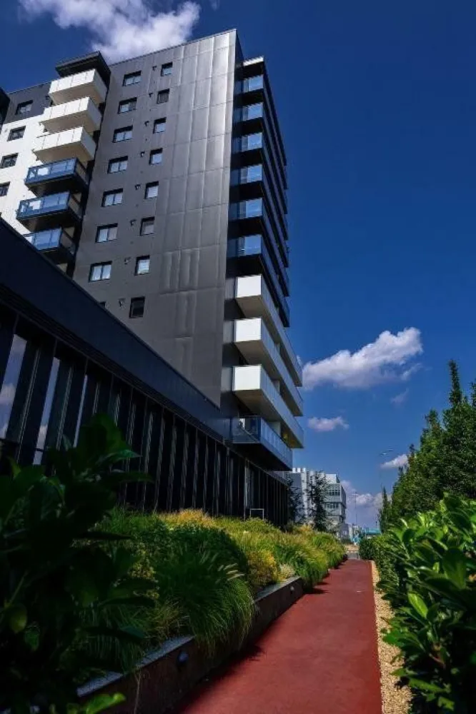 VÂNZARE APARTAMENT PREMIUM | CORTINA NORTH PIPERA | LOC PARCARE SUBTERAN - Vând un apartament deosebit, poziţionat ideal în ansamblul rezidenţial Cortina North, o locaţie emblematică a zonei de nord a Capitalei.
đŸ“ COMPARTIMENTARE & SPECIFICAŢII:
â€˘ 3 camere spaţioase şi luminoase
â€˘ Decomandat, compartimentare optima 
â€˘ Suprafaţă utilă generoasă: 78 mp 
â€˘ Terasă: 5 mp
â€˘ Etaj: 6/10
â€˘ Stare: ready to use, nemobilat, pregătit pentru amenajare conform preferinţelor
â€˘ Loc de parcare subteran inclus în preţ
âœ¨ FINISAJE PREMIUM:
â€˘ Tâmplărie de aluminiu SchĂźco cu geam tripan
â€˘ Faţadă ventilată Swisspearl
â€˘ Parchet de înaltă calitate în camere
â€˘ Gresie şi faianţă premium în băi, cu un design de excepţie
â€˘ Centrală termică proprie Ariston
â€˘ Aparate de aer condiţionat în fiecare încăpere, cu o singură unitate exterioară
â€˘ Uşi interior tip Filomuro 
â€˘ Uşă de exterior de înaltă siguranţă, cu închidere multipunct 
â€˘ Videointerfon
đŸ° FACILITĂŢI COMPLEX:
â€˘ Sală de fitness, centru Wellness, bazin de înot semiolimpic 
â€˘ Spaţii verzi amenajate peisagistic
â€˘ Pază şi supraveghere video 24/7
â€˘ Sistem smart pentru acces în complex
đŸ“ LOCAŢIE:
â€˘ Acces rapid către zona de business şi office 
â€˘ În apropiere de Promenada Mall şi Pipera Plaza 
â€˘ Transport în comun la câţiva paşi, staţia de metrou Aurel Vlaicu, în apropiere
â€˘ Şcoli şi grădiniţe în zonă
â€˘ Parcuri şi zone de recreere în proximitate, Pacul Herăstrău la 5 minute 
đŸ’° PREŢ: 240.000 EUR (TVA inclus)
đŸ’Ą MODALITATE DE VÂNZARE:
â€˘ Vânzare directă de la proprietar, fără comision
â€˘ Se acceptă credit bancar
â€˘ Acte pregătite pentru vânzare
â€˘ Disponibilitate imediată pentru vizionare
Apartamentul se predă nemobilat, oferindu-vă libertatea de a-l amenaja după propriul stil şi preferinţe.
đŸ“ž Pentru vizionări şi informaţii suplimentare, vă stăm la dispoziţie!
Puteţi viziona un tur virtual al unui apartament similar - 

*Preţul este final, nu se aplică TVA. Se poate achiziţiona o parcare la subsolul -2 la preţul de 18.000 euro( nu se aplica TVA)