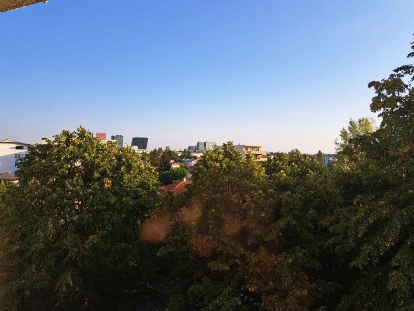 Apartament 3 camere Piata Domenii cu dubla vedere panoramica + boxa - Oportunitate apartament 3 camere catre Arcul de Triumf, zona premium intr-un bloc curat, recent anvelopat si civilizat. Apartamentul este calduros iarna si racoros vara fiind situat pe centrul blocului, cu doar 2 pereti exteriori. Apartamentul este cu ferestre mari, luminos, in forma de L si ofera o dubla vedere panoramica pe o latura spre Parcul Herastrau, Piata Presei Libere si Manastirea Casin, iar pe ceallata latura cu Pasajul Basarab, zona parcului regina Maria. Apartamentul este inconjurat de verdeata si pomi cu tei si de o parte si de alta a blocului. Apartamentul se vinde impreuna cu o boxa de 4m2, ce poate fi folosita ca depozit pentru diverse. Apartamentul este renovat recent si se poate muta in el. 
Blocul este finalizat in 1973 si are o structura de rezistenta puternica, ce se poate vedea la subsolul blocului. La parterul blocului se gasesc spatii comerciale, banca, cosmetica, clinica oftalmologica, etc. 
Oportunitatea este si la pret de 180.000 EUR usor negociabil.