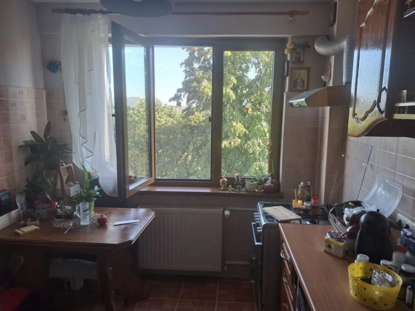 Apartament 3 camere Piata Domenii cu dubla vedere panoramica + boxa - Oportunitate apartament 3 camere catre Arcul de Triumf, zona premium intr-un bloc curat, recent anvelopat si civilizat. Apartamentul este calduros iarna si racoros vara fiind situat pe centrul blocului, cu doar 2 pereti exteriori. Apartamentul este cu ferestre mari, luminos, in forma de L si ofera o dubla vedere panoramica pe o latura spre Parcul Herastrau, Piata Presei Libere si Manastirea Casin, iar pe ceallata latura cu Pasajul Basarab, zona parcului regina Maria. Apartamentul este inconjurat de verdeata si pomi cu tei si de o parte si de alta a blocului. Apartamentul se vinde impreuna cu o boxa de 4m2, ce poate fi folosita ca depozit pentru diverse. Apartamentul este renovat recent si se poate muta in el. 
Blocul este finalizat in 1973 si are o structura de rezistenta puternica, ce se poate vedea la subsolul blocului. La parterul blocului se gasesc spatii comerciale, banca, cosmetica, clinica oftalmologica, etc. 
Oportunitatea este si la pret de 180.000 EUR usor negociabil.