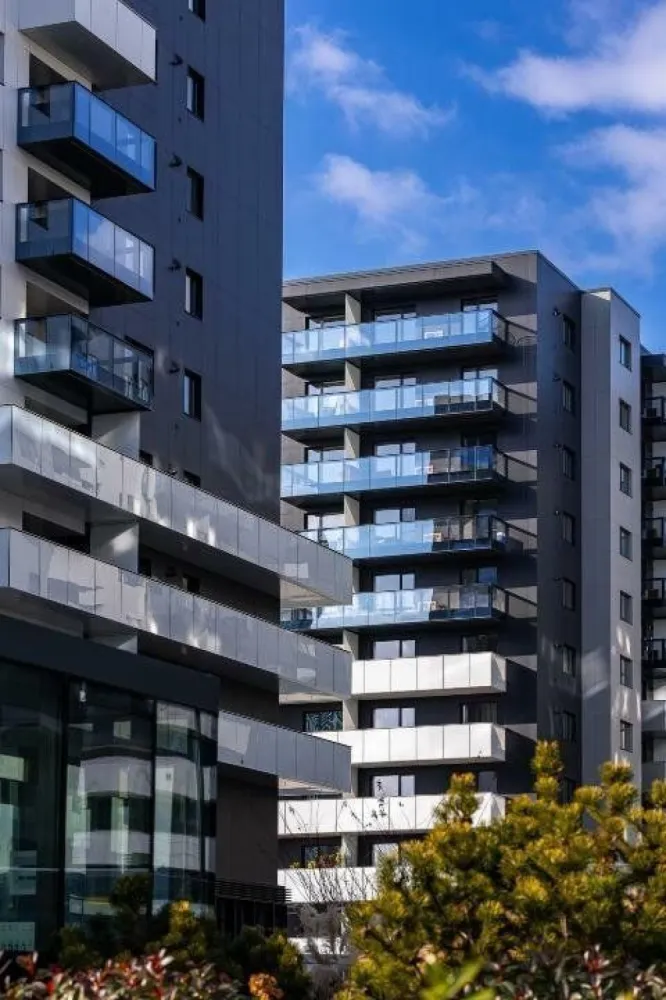 VÂNZARE APARTAMENT PREMIUM | CORTINA NORTH PIPERA | LOC PARCARE SUBTERAN - Vând un apartament deosebit, poziţionat ideal în ansamblul rezidenţial Cortina North, o locaţie emblematică a zonei de nord a Capitalei.
đŸ“ COMPARTIMENTARE & SPECIFICAŢII:
â€˘ 3 camere spaţioase şi luminoase
â€˘ Decomandat, compartimentare optima 
â€˘ Suprafaţă utilă generoasă: 78 mp 
â€˘ Terasă: 5 mp
â€˘ Etaj: 6/10
â€˘ Stare: ready to use, nemobilat, pregătit pentru amenajare conform preferinţelor
â€˘ Loc de parcare subteran inclus în preţ
âœ¨ FINISAJE PREMIUM:
â€˘ Tâmplărie de aluminiu SchĂźco cu geam tripan
â€˘ Faţadă ventilată Swisspearl
â€˘ Parchet de înaltă calitate în camere
â€˘ Gresie şi faianţă premium în băi, cu un design de excepţie
â€˘ Centrală termică proprie Ariston
â€˘ Aparate de aer condiţionat în fiecare încăpere, cu o singură unitate exterioară
â€˘ Uşi interior tip Filomuro 
â€˘ Uşă de exterior de înaltă siguranţă, cu închidere multipunct 
â€˘ Videointerfon
đŸ° FACILITĂŢI COMPLEX:
â€˘ Sală de fitness, centru Wellness, bazin de înot semiolimpic 
â€˘ Spaţii verzi amenajate peisagistic
â€˘ Pază şi supraveghere video 24/7
â€˘ Sistem smart pentru acces în complex
đŸ“ LOCAŢIE:
â€˘ Acces rapid către zona de business şi office 
â€˘ În apropiere de Promenada Mall şi Pipera Plaza 
â€˘ Transport în comun la câţiva paşi, staţia de metrou Aurel Vlaicu, în apropiere
â€˘ Şcoli şi grădiniţe în zonă
â€˘ Parcuri şi zone de recreere în proximitate, Pacul Herăstrău la 5 minute 
đŸ’° PREŢ: 240.000 EUR (TVA inclus)
đŸ’Ą MODALITATE DE VÂNZARE:
â€˘ Vânzare directă de la proprietar, fără comision
â€˘ Se acceptă credit bancar
â€˘ Acte pregătite pentru vânzare
â€˘ Disponibilitate imediată pentru vizionare
Apartamentul se predă nemobilat, oferindu-vă libertatea de a-l amenaja după propriul stil şi preferinţe.
đŸ“ž Pentru vizionări şi informaţii suplimentare, vă stăm la dispoziţie!
Puteţi viziona un tur virtual al unui apartament similar - 

*Preţul este final, nu se aplică TVA. Se poate achiziţiona o parcare la subsolul -2 la preţul de 18.000 euro( nu se aplica TVA)