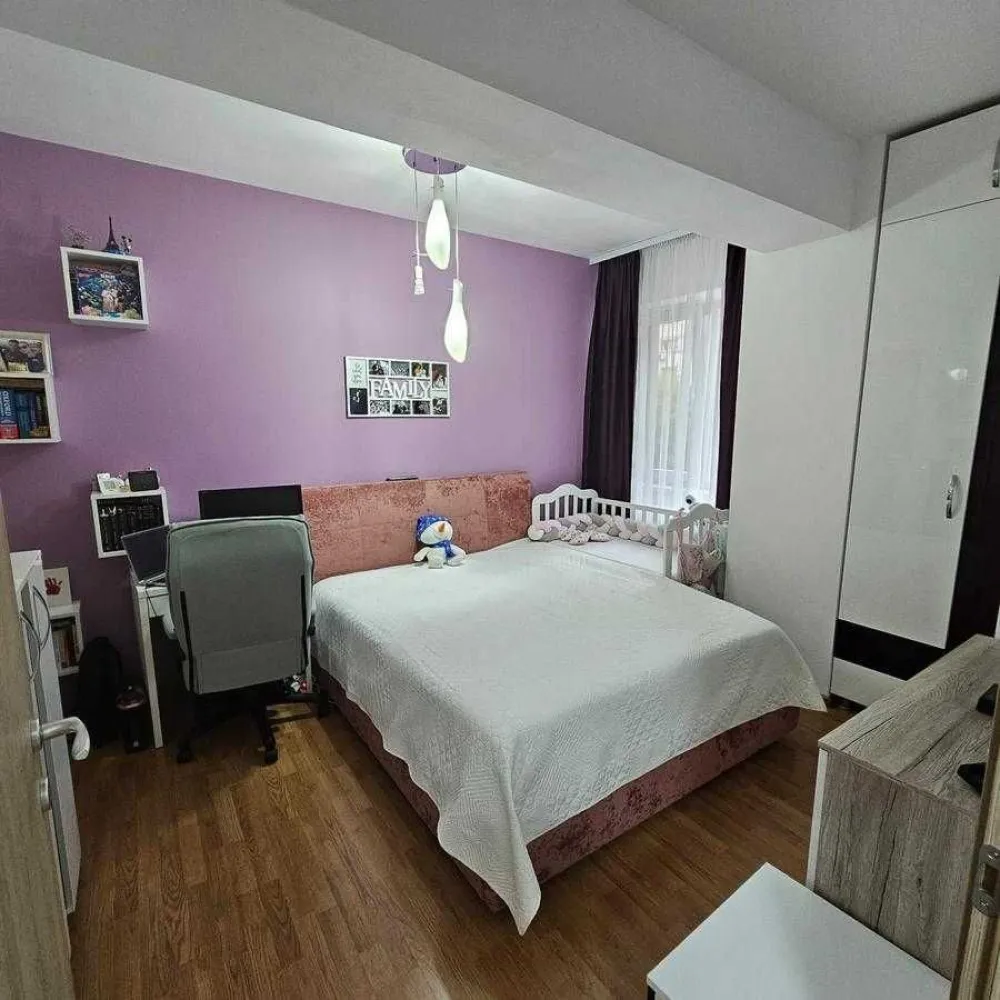 Apartament 3 cam | 13 Septembrie | Parcare -2 | M Academia Militara - W.O.L.V. German Services va propune spre achizitionare un apartament de 3 camere in zona 13 Septembrie. Proprietatea face parte dintr-un ansamblu rezidential construit in anul 2016. Ansamblul rezidential este aproape de statia de metrou Academia militara ( aprox. 10 min de mers pe jos ). Blocul beneficiaza de paza permanenta, sistem de supraveghere video, 2 lifturi care coboara pana in parcarea subterana, servicii de administrare si curatenie, adapost ALA.

Apartamentul este situat la etajul 2 din 13 si este pozitionat spre o zona linistita. Apartamentul are centrala proprie, sistem de aer conditionat. In ceea ce priveste finisajele: Compartimentare din caramida, usi Pinum, grupruri sanitare Roca, parchet, usa metalica etc.

Apartamentul se vinde utilat si mobiliat.

In acest pret intra si locul de parcare de la -2 unde aveti posibilitatea sa creati si un mic spatiu de depozitarea, deoarece locul de parcare este foarte generos.

Proprietarul detin si un loc exterior de la ADP si aveti posibilitatea sa-l preluati si pe acela.

Pentru mai multe detalii nu ezitati sa ne contactati.