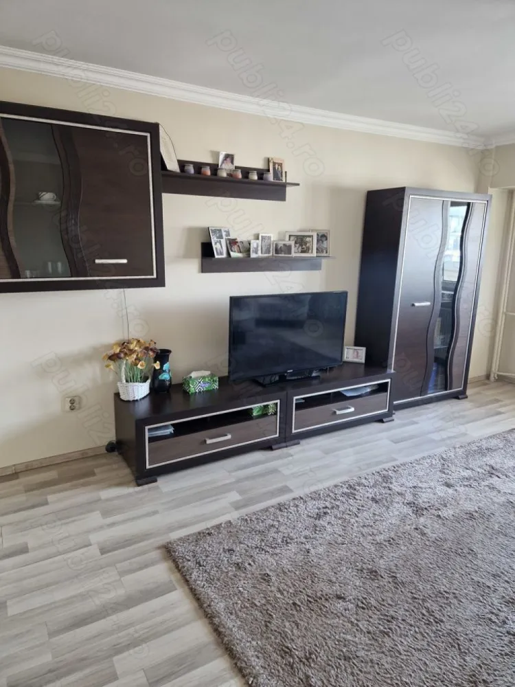 Apartament 3 camere Decebal - Vand apartamanet 3 camere decomandate cu 2 bai si 3 balcoane. Vedere pe fata direct pe Blv Decebal si pe spate. Bloc curat , paza, supraveghere video , aproape de mijloacele de transport. Etajul 7 din 9. Constructie bloc 1996.
2 balcoane pe fata care pot fi folosite ca si terasa atat inchisa cat si deschisa. Aproape de gradinite, supermarket-uri , sala fitness , terase si restaurante.