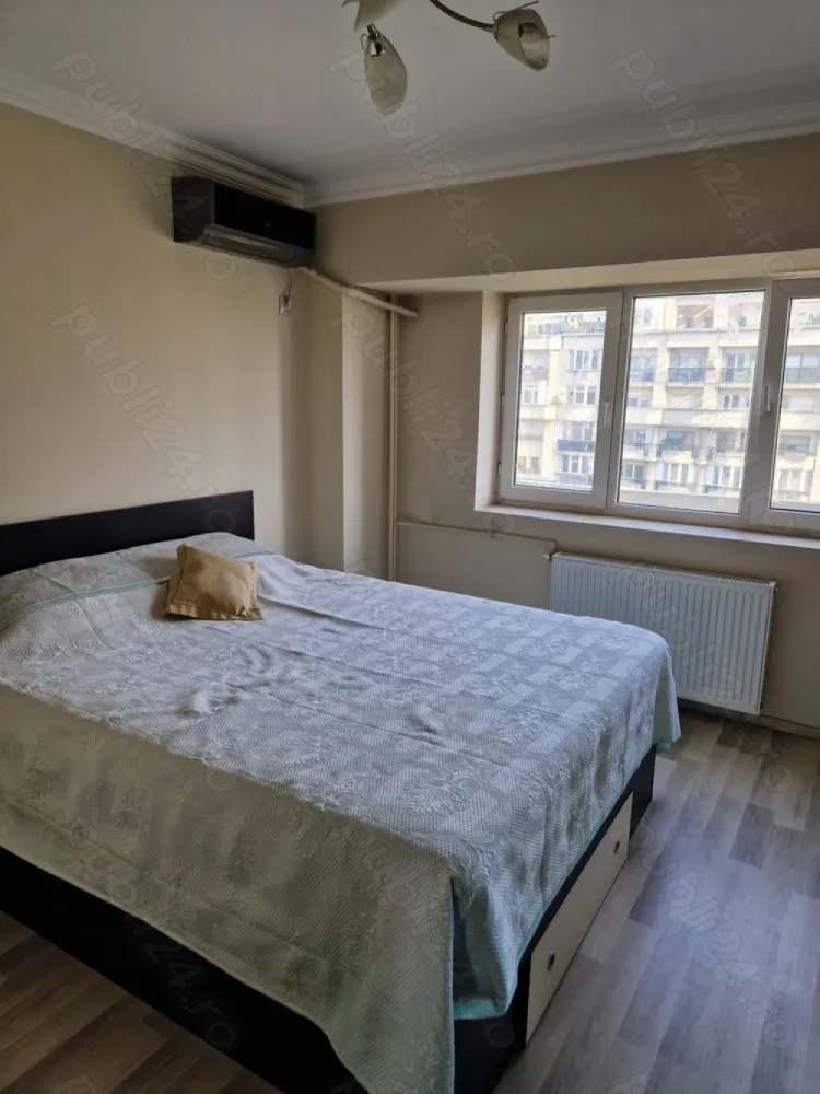 Apartament 3 camere Decebal - Vand apartamanet 3 camere decomandate cu 2 bai si 3 balcoane. Vedere pe fata direct pe Blv Decebal si pe spate. Bloc curat , paza, supraveghere video , aproape de mijloacele de transport. Etajul 7 din 9. Constructie bloc 1996.
2 balcoane pe fata care pot fi folosite ca si terasa atat inchisa cat si deschisa. Aproape de gradinite, supermarket-uri , sala fitness , terase si restaurante.