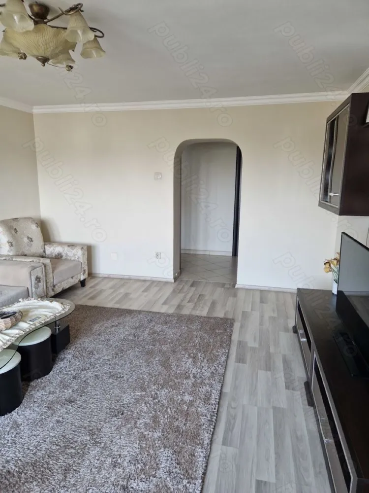 Apartament 3 camere Decebal - Vand apartamanet 3 camere decomandate cu 2 bai si 3 balcoane. Vedere pe fata direct pe Blv Decebal si pe spate. Bloc curat , paza, supraveghere video , aproape de mijloacele de transport. Etajul 7 din 9. Constructie bloc 1996.
2 balcoane pe fata care pot fi folosite ca si terasa atat inchisa cat si deschisa. Aproape de gradinite, supermarket-uri , sala fitness , terase si restaurante.