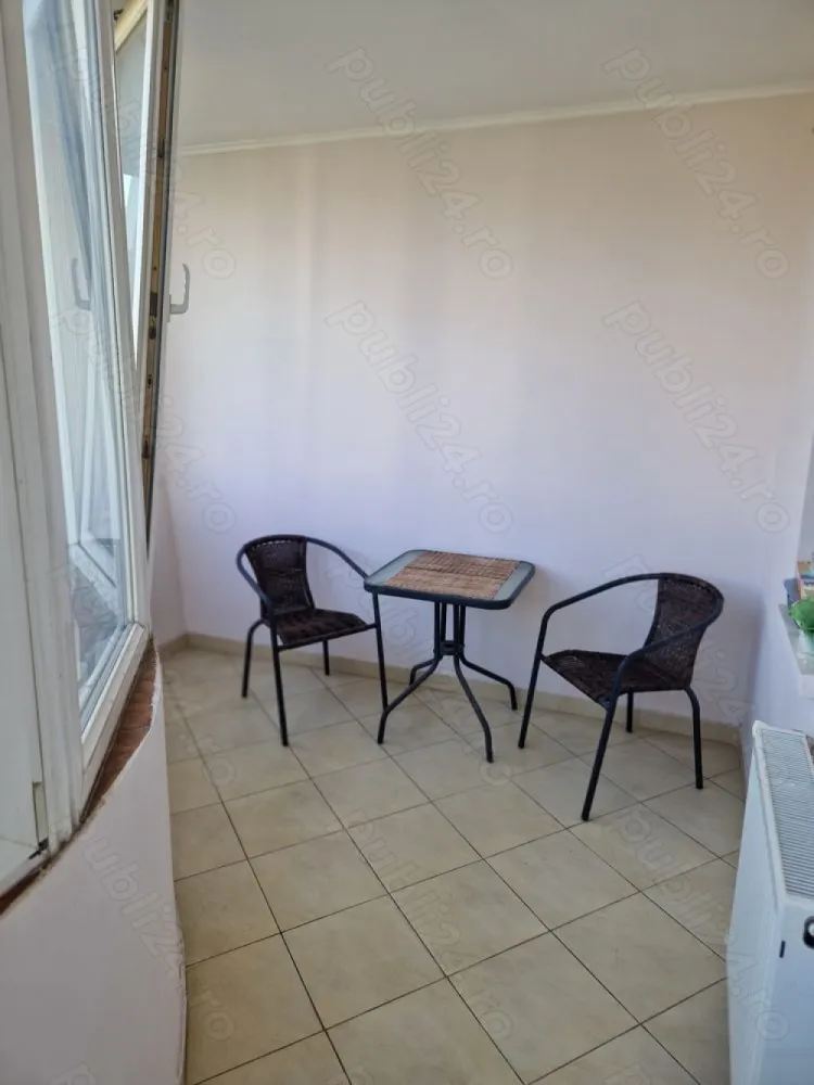 Apartament 3 camere Decebal - Vand apartamanet 3 camere decomandate cu 2 bai si 3 balcoane. Vedere pe fata direct pe Blv Decebal si pe spate. Bloc curat , paza, supraveghere video , aproape de mijloacele de transport. Etajul 7 din 9. Constructie bloc 1996.
2 balcoane pe fata care pot fi folosite ca si terasa atat inchisa cat si deschisa. Aproape de gradinite, supermarket-uri , sala fitness , terase si restaurante.