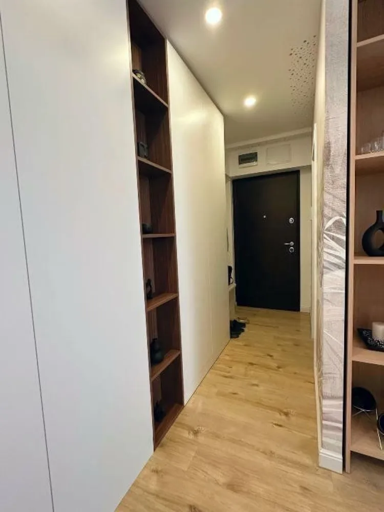 Apartament 3 camere lux cu loc dublu de parcare - Direct proprietar, ofer spre vanzare apartament cu 3 camere, situat in Bucuresti in zona de nord (Belvedere Residences faza 3), intr-un imobil tip bloc, construit in anul 2021, la etajul 5/ 11.
Dispune de o suprafata utila de 68 mp + terasa 7mp si un loc de parcare dublu in subteran (inclus in pret).
Alcatuit din: camere - 3 , bucatarie - 1, bai - 2, terasa - 1, debara - 1, loc parcare 1 (dublu)

Caracteristici:
- design facut cu arhitect Delta Studio
- centrala termica individuala si incalzire in pardoseala
- vedere spre vest (spre curtea interioara)
- este smart, setarile de lumini, temperatura se pot actiona si din aplicatia mobila 
- draperii blackout (Anmar decor) actionate automat (telecomanda sau aplicatie mobila)
- intrerupatoare si prize Livolo (smart)
- 3 TV-uri smart
- 3 A/C multisplit (actionate si din aplicatie mobila)
- electrocasnice lux Miele (cuptor, plita, espressor), masina de spalat cu uscator, masina de spalat vase, cuptor cu microunde, hota
- piatra bucatarie Sahara Noir (Art Granit)
- tapet Glamora, tencnografica
- semineu (bioetanol) functional
- perete muschi stabilizati
- contoare individuale
- saltea dormitor Salterra
- terasa are vedere spre curtea interioara si lac
- acces facil la mijloacele de transport in comun (7 min Metrou Pipera, 1 min statie autobuz, 10 min tramvai)

Apartamentul este foarte bine izolat, atat termic cat si fonic si are certificat energetic clasa A. Se vinde complet mobilat si utilat, exact ca in poze. Pretul este negociabil si nu se aplica TVA.