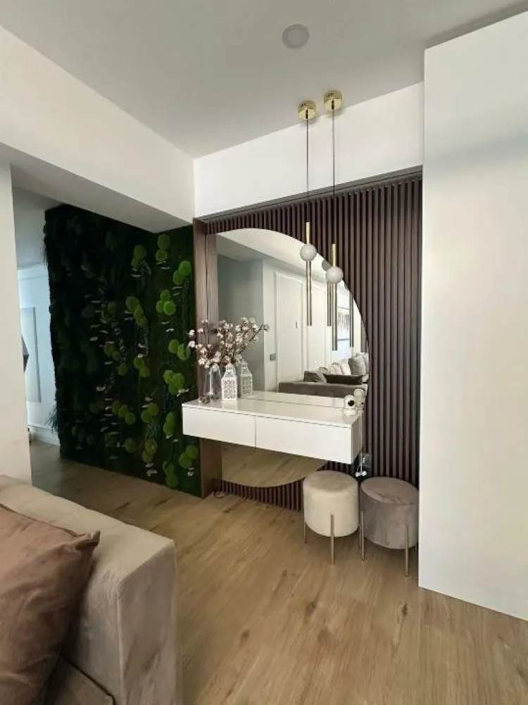 Apartament 3 camere lux cu loc dublu de parcare - Direct proprietar, ofer spre vanzare apartament cu 3 camere, situat in Bucuresti in zona de nord (Belvedere Residences faza 3), intr-un imobil tip bloc, construit in anul 2021, la etajul 5/ 11.
Dispune de o suprafata utila de 68 mp + terasa 7mp si un loc de parcare dublu in subteran (inclus in pret).
Alcatuit din: camere - 3 , bucatarie - 1, bai - 2, terasa - 1, debara - 1, loc parcare 1 (dublu)

Caracteristici:
- design facut cu arhitect Delta Studio
- centrala termica individuala si incalzire in pardoseala
- vedere spre vest (spre curtea interioara)
- este smart, setarile de lumini, temperatura se pot actiona si din aplicatia mobila 
- draperii blackout (Anmar decor) actionate automat (telecomanda sau aplicatie mobila)
- intrerupatoare si prize Livolo (smart)
- 3 TV-uri smart
- 3 A/C multisplit (actionate si din aplicatie mobila)
- electrocasnice lux Miele (cuptor, plita, espressor), masina de spalat cu uscator, masina de spalat vase, cuptor cu microunde, hota
- piatra bucatarie Sahara Noir (Art Granit)
- tapet Glamora, tencnografica
- semineu (bioetanol) functional
- perete muschi stabilizati
- contoare individuale
- saltea dormitor Salterra
- terasa are vedere spre curtea interioara si lac
- acces facil la mijloacele de transport in comun (7 min Metrou Pipera, 1 min statie autobuz, 10 min tramvai)

Apartamentul este foarte bine izolat, atat termic cat si fonic si are certificat energetic clasa A. Se vinde complet mobilat si utilat, exact ca in poze. Pretul este negociabil si nu se aplica TVA.