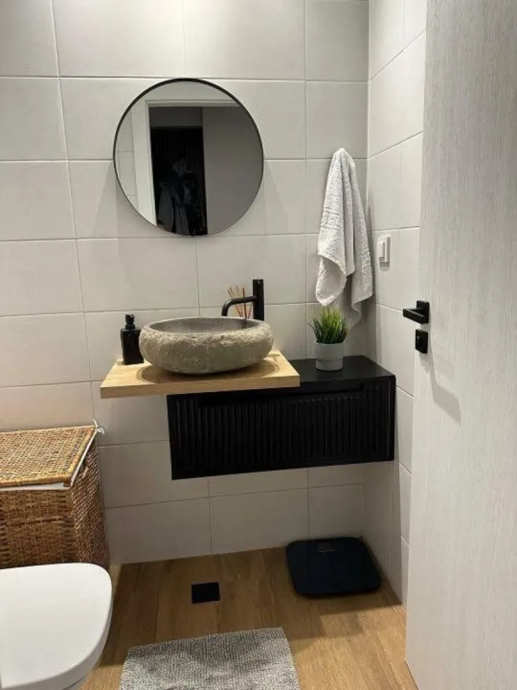 Apartament 3 camere lux cu loc dublu de parcare - Direct proprietar, ofer spre vanzare apartament cu 3 camere, situat in Bucuresti in zona de nord (Belvedere Residences faza 3), intr-un imobil tip bloc, construit in anul 2021, la etajul 5/ 11.
Dispune de o suprafata utila de 68 mp + terasa 7mp si un loc de parcare dublu in subteran (inclus in pret).
Alcatuit din: camere - 3 , bucatarie - 1, bai - 2, terasa - 1, debara - 1, loc parcare 1 (dublu)

Caracteristici:
- design facut cu arhitect Delta Studio
- centrala termica individuala si incalzire in pardoseala
- vedere spre vest (spre curtea interioara)
- este smart, setarile de lumini, temperatura se pot actiona si din aplicatia mobila 
- draperii blackout (Anmar decor) actionate automat (telecomanda sau aplicatie mobila)
- intrerupatoare si prize Livolo (smart)
- 3 TV-uri smart
- 3 A/C multisplit (actionate si din aplicatie mobila)
- electrocasnice lux Miele (cuptor, plita, espressor), masina de spalat cu uscator, masina de spalat vase, cuptor cu microunde, hota
- piatra bucatarie Sahara Noir (Art Granit)
- tapet Glamora, tencnografica
- semineu (bioetanol) functional
- perete muschi stabilizati
- contoare individuale
- saltea dormitor Salterra
- terasa are vedere spre curtea interioara si lac
- acces facil la mijloacele de transport in comun (7 min Metrou Pipera, 1 min statie autobuz, 10 min tramvai)

Apartamentul este foarte bine izolat, atat termic cat si fonic si are certificat energetic clasa A. Se vinde complet mobilat si utilat, exact ca in poze. Pretul este negociabil si nu se aplica TVA.