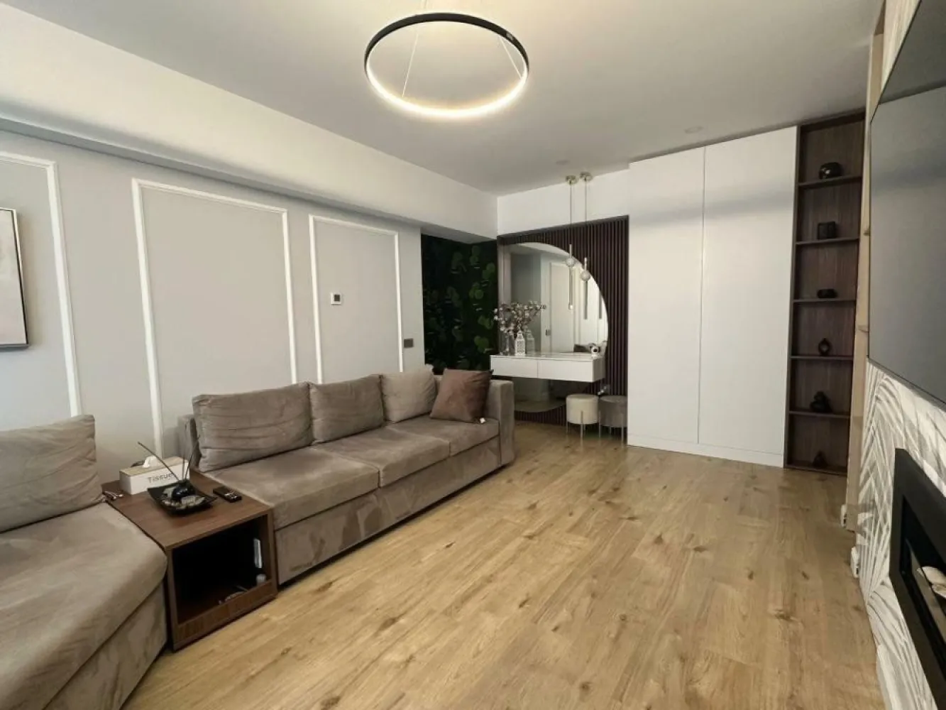 Apartament 3 camere lux cu loc dublu de parcare - Direct proprietar, ofer spre vanzare apartament cu 3 camere, situat in Bucuresti in zona de nord (Belvedere Residences faza 3), intr-un imobil tip bloc, construit in anul 2021, la etajul 5/ 11.
Dispune de o suprafata utila de 68 mp + terasa 7mp si un loc de parcare dublu in subteran (inclus in pret).
Alcatuit din: camere - 3 , bucatarie - 1, bai - 2, terasa - 1, debara - 1, loc parcare 1 (dublu)

Caracteristici:
- design facut cu arhitect Delta Studio
- centrala termica individuala si incalzire in pardoseala
- vedere spre vest (spre curtea interioara)
- este smart, setarile de lumini, temperatura se pot actiona si din aplicatia mobila 
- draperii blackout (Anmar decor) actionate automat (telecomanda sau aplicatie mobila)
- intrerupatoare si prize Livolo (smart)
- 3 TV-uri smart
- 3 A/C multisplit (actionate si din aplicatie mobila)
- electrocasnice lux Miele (cuptor, plita, espressor), masina de spalat cu uscator, masina de spalat vase, cuptor cu microunde, hota
- piatra bucatarie Sahara Noir (Art Granit)
- tapet Glamora, tencnografica
- semineu (bioetanol) functional
- perete muschi stabilizati
- contoare individuale
- saltea dormitor Salterra
- terasa are vedere spre curtea interioara si lac
- acces facil la mijloacele de transport in comun (7 min Metrou Pipera, 1 min statie autobuz, 10 min tramvai)

Apartamentul este foarte bine izolat, atat termic cat si fonic si are certificat energetic clasa A. Se vinde complet mobilat si utilat, exact ca in poze. Pretul este negociabil si nu se aplica TVA.