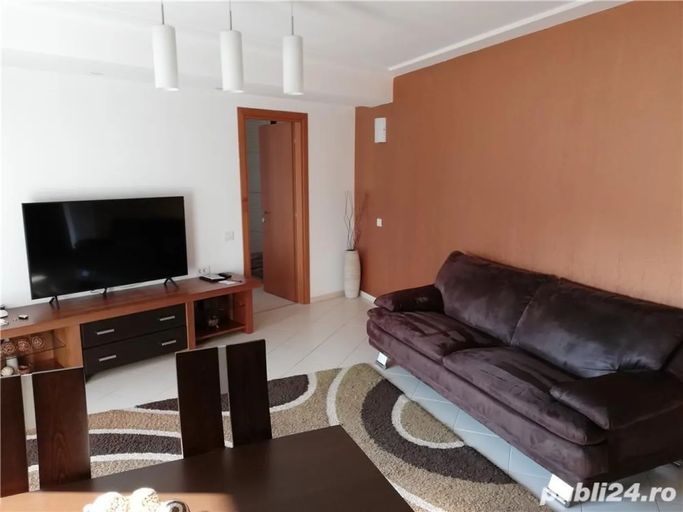 Proprietar vând apartament 3 camere zona Decebal Theodor Speranția - Proprietar, bloc recepție 2009, apartament cumpărat 2010, suprafață utila 67 mp, semidecomandat, etaj 6 din 8. Se poate vinde mobilat și utilat complet, modern, renovat recent, bucătărie deschisa, mobilată Franke și utilată complet, mobilier Mobexpert lemn masiv, CT proprie, AC, 1 balcon deschis de tip logie, 1 baie.