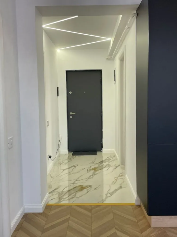 Apartament 3 Camere 2 Bai 126Mp Damaroaia Lagoon Park Bucureștii Noi - DIRECT PROPRIETAR 0% COMISION

Apartament 3 126 Mp2 Construiti/105MP2 utili Camere Premium
2 Grupuri Sanitare
1 Debara
1 Bucătărie(Se poate închide la cerere)
1 Terasa

Loc de parcare la subsol ( 15.000€ )
Imobil finalizat 2023

*In fata imobilului se afla Statia de autobuz 331 si statia de tramvai 24,la doar 3 statii de Tramvai se afla Metrou Jiului,Scoli,gradinite,etc*

Apartamentul vine dotat cu :

- Gresie/Faianta Atlas Concorde Italy (190 lei mp2)
- Parchet 12mm (100 lei) dedicat pentru incalzire in pardoseala
- Usi Pinum
- Obiecte sanitare Baie ImoRom (Valea Cascadelor)
- Bucatarie facuta pe comanda (20.000 lei)

Date tehnice:

-Încălzire în pardoseala Tece cu termostat in fiecare camera (Germania)
-Tâmplărie Rehau Synego 7 Camere Geam Tripan
-Feronerie Rotto
-Mânere Secustice
-Cărămidă PoroTherm Robust Clasa A
-Izola ie exterioara Caparol(Eps 80 Dalmatina)
-Tencuiala decorativa Caparol
-Usa intrare Apartament Maco (Închidere în 3 Puncte)
-Video-Interfon Electra
-Imobil monitorizat Video
-Parcare subterana la cerere
-Centrală termică Saunier Duval(28kw Clasa A consum)
-Rezervoare WC Încastrate Grohe
-Terasa sticla securizata 16mm
-Instalatie electrica Gewiss Cupru
-Prize întrerupătoare Gewiss Modulara
-Granit pe trepte si Casa Scarii
-Balcon din stilca securizata 8x8
-Contorizare separata
-Costuri de întreţinere infime

Toate actele sunt pregatite pentru vanzare (Prima casa,Credit Ipotecar,etc)

In vecinatate avem LAGOON PARK, Petrom City,Ana Tower,Casa Presei,Parcul Bazilescu,Parcul Izbiceni,etc..