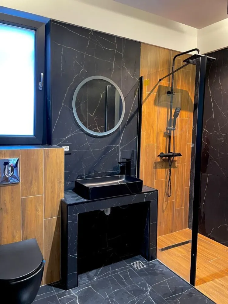 Apartament 3 Camere 2 Bai 126Mp Damaroaia Lagoon Park Bucureștii Noi - DIRECT PROPRIETAR 0% COMISION

Apartament 3 126 Mp2 Construiti/105MP2 utili Camere Premium
2 Grupuri Sanitare
1 Debara
1 Bucătărie(Se poate închide la cerere)
1 Terasa

Loc de parcare la subsol ( 15.000€ )
Imobil finalizat 2023

*In fata imobilului se afla Statia de autobuz 331 si statia de tramvai 24,la doar 3 statii de Tramvai se afla Metrou Jiului,Scoli,gradinite,etc*

Apartamentul vine dotat cu :

- Gresie/Faianta Atlas Concorde Italy (190 lei mp2)
- Parchet 12mm (100 lei) dedicat pentru incalzire in pardoseala
- Usi Pinum
- Obiecte sanitare Baie ImoRom (Valea Cascadelor)
- Bucatarie facuta pe comanda (20.000 lei)

Date tehnice:

-Încălzire în pardoseala Tece cu termostat in fiecare camera (Germania)
-Tâmplărie Rehau Synego 7 Camere Geam Tripan
-Feronerie Rotto
-Mânere Secustice
-Cărămidă PoroTherm Robust Clasa A
-Izola ie exterioara Caparol(Eps 80 Dalmatina)
-Tencuiala decorativa Caparol
-Usa intrare Apartament Maco (Închidere în 3 Puncte)
-Video-Interfon Electra
-Imobil monitorizat Video
-Parcare subterana la cerere
-Centrală termică Saunier Duval(28kw Clasa A consum)
-Rezervoare WC Încastrate Grohe
-Terasa sticla securizata 16mm
-Instalatie electrica Gewiss Cupru
-Prize întrerupătoare Gewiss Modulara
-Granit pe trepte si Casa Scarii
-Balcon din stilca securizata 8x8
-Contorizare separata
-Costuri de întreţinere infime

Toate actele sunt pregatite pentru vanzare (Prima casa,Credit Ipotecar,etc)

In vecinatate avem LAGOON PARK, Petrom City,Ana Tower,Casa Presei,Parcul Bazilescu,Parcul Izbiceni,etc..