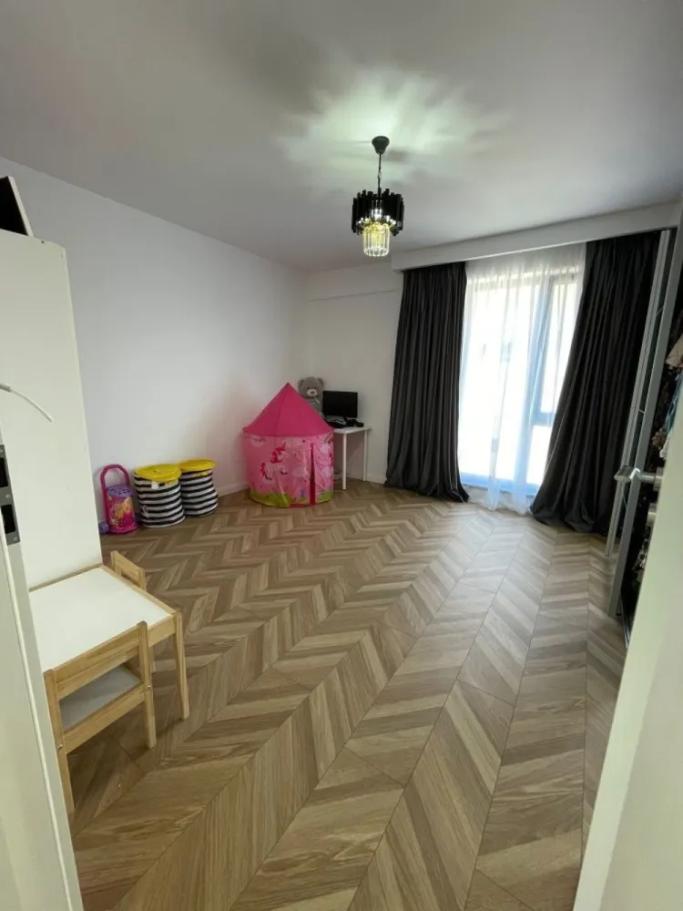 Apartament 3 Camere 2 Bai 126Mp Damaroaia Lagoon Park Bucureștii Noi - DIRECT PROPRIETAR 0% COMISION

Apartament 3 126 Mp2 Construiti/105MP2 utili Camere Premium
2 Grupuri Sanitare
1 Debara
1 Bucătărie(Se poate închide la cerere)
1 Terasa

Loc de parcare la subsol ( 15.000€ )
Imobil finalizat 2023

*In fata imobilului se afla Statia de autobuz 331 si statia de tramvai 24,la doar 3 statii de Tramvai se afla Metrou Jiului,Scoli,gradinite,etc*

Apartamentul vine dotat cu :

- Gresie/Faianta Atlas Concorde Italy (190 lei mp2)
- Parchet 12mm (100 lei) dedicat pentru incalzire in pardoseala
- Usi Pinum
- Obiecte sanitare Baie ImoRom (Valea Cascadelor)
- Bucatarie facuta pe comanda (20.000 lei)

Date tehnice:

-Încălzire în pardoseala Tece cu termostat in fiecare camera (Germania)
-Tâmplărie Rehau Synego 7 Camere Geam Tripan
-Feronerie Rotto
-Mânere Secustice
-Cărămidă PoroTherm Robust Clasa A
-Izola ie exterioara Caparol(Eps 80 Dalmatina)
-Tencuiala decorativa Caparol
-Usa intrare Apartament Maco (Închidere în 3 Puncte)
-Video-Interfon Electra
-Imobil monitorizat Video
-Parcare subterana la cerere
-Centrală termică Saunier Duval(28kw Clasa A consum)
-Rezervoare WC Încastrate Grohe
-Terasa sticla securizata 16mm
-Instalatie electrica Gewiss Cupru
-Prize întrerupătoare Gewiss Modulara
-Granit pe trepte si Casa Scarii
-Balcon din stilca securizata 8x8
-Contorizare separata
-Costuri de întreţinere infime

Toate actele sunt pregatite pentru vanzare (Prima casa,Credit Ipotecar,etc)

In vecinatate avem LAGOON PARK, Petrom City,Ana Tower,Casa Presei,Parcul Bazilescu,Parcul Izbiceni,etc..