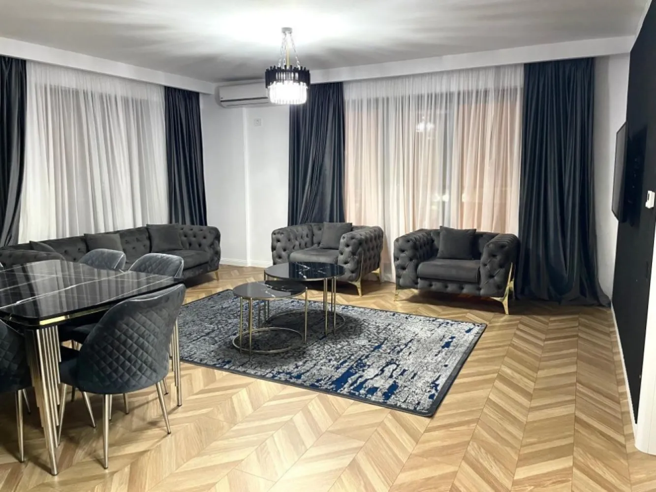 Apartament 3 Camere 2 Bai 126Mp Damaroaia Lagoon Park Bucureștii Noi - DIRECT PROPRIETAR 0% COMISION

Apartament 3 126 Mp2 Construiti/105MP2 utili Camere Premium
2 Grupuri Sanitare
1 Debara
1 Bucătărie(Se poate închide la cerere)
1 Terasa

Loc de parcare la subsol ( 15.000€ )
Imobil finalizat 2023

*In fata imobilului se afla Statia de autobuz 331 si statia de tramvai 24,la doar 3 statii de Tramvai se afla Metrou Jiului,Scoli,gradinite,etc*

Apartamentul vine dotat cu :

- Gresie/Faianta Atlas Concorde Italy (190 lei mp2)
- Parchet 12mm (100 lei) dedicat pentru incalzire in pardoseala
- Usi Pinum
- Obiecte sanitare Baie ImoRom (Valea Cascadelor)
- Bucatarie facuta pe comanda (20.000 lei)

Date tehnice:

-Încălzire în pardoseala Tece cu termostat in fiecare camera (Germania)
-Tâmplărie Rehau Synego 7 Camere Geam Tripan
-Feronerie Rotto
-Mânere Secustice
-Cărămidă PoroTherm Robust Clasa A
-Izola ie exterioara Caparol(Eps 80 Dalmatina)
-Tencuiala decorativa Caparol
-Usa intrare Apartament Maco (Închidere în 3 Puncte)
-Video-Interfon Electra
-Imobil monitorizat Video
-Parcare subterana la cerere
-Centrală termică Saunier Duval(28kw Clasa A consum)
-Rezervoare WC Încastrate Grohe
-Terasa sticla securizata 16mm
-Instalatie electrica Gewiss Cupru
-Prize întrerupătoare Gewiss Modulara
-Granit pe trepte si Casa Scarii
-Balcon din stilca securizata 8x8
-Contorizare separata
-Costuri de întreţinere infime

Toate actele sunt pregatite pentru vanzare (Prima casa,Credit Ipotecar,etc)

In vecinatate avem LAGOON PARK, Petrom City,Ana Tower,Casa Presei,Parcul Bazilescu,Parcul Izbiceni,etc..