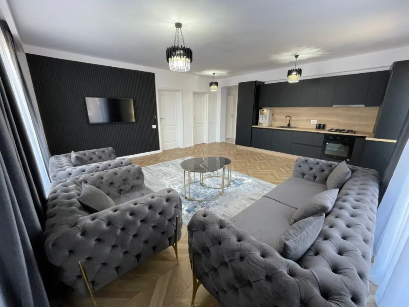 Apartament 3 Camere 2 Bai 126Mp Damaroaia Lagoon Park Bucureștii Noi - DIRECT PROPRIETAR 0% COMISION

Apartament 3 126 Mp2 Construiti/105MP2 utili Camere Premium
2 Grupuri Sanitare
1 Debara
1 Bucătărie(Se poate închide la cerere)
1 Terasa

Loc de parcare la subsol ( 15.000€ )
Imobil finalizat 2023

*In fata imobilului se afla Statia de autobuz 331 si statia de tramvai 24,la doar 3 statii de Tramvai se afla Metrou Jiului,Scoli,gradinite,etc*

Apartamentul vine dotat cu :

- Gresie/Faianta Atlas Concorde Italy (190 lei mp2)
- Parchet 12mm (100 lei) dedicat pentru incalzire in pardoseala
- Usi Pinum
- Obiecte sanitare Baie ImoRom (Valea Cascadelor)
- Bucatarie facuta pe comanda (20.000 lei)

Date tehnice:

-Încălzire în pardoseala Tece cu termostat in fiecare camera (Germania)
-Tâmplărie Rehau Synego 7 Camere Geam Tripan
-Feronerie Rotto
-Mânere Secustice
-Cărămidă PoroTherm Robust Clasa A
-Izola ie exterioara Caparol(Eps 80 Dalmatina)
-Tencuiala decorativa Caparol
-Usa intrare Apartament Maco (Închidere în 3 Puncte)
-Video-Interfon Electra
-Imobil monitorizat Video
-Parcare subterana la cerere
-Centrală termică Saunier Duval(28kw Clasa A consum)
-Rezervoare WC Încastrate Grohe
-Terasa sticla securizata 16mm
-Instalatie electrica Gewiss Cupru
-Prize întrerupătoare Gewiss Modulara
-Granit pe trepte si Casa Scarii
-Balcon din stilca securizata 8x8
-Contorizare separata
-Costuri de întreţinere infime

Toate actele sunt pregatite pentru vanzare (Prima casa,Credit Ipotecar,etc)

In vecinatate avem LAGOON PARK, Petrom City,Ana Tower,Casa Presei,Parcul Bazilescu,Parcul Izbiceni,etc..