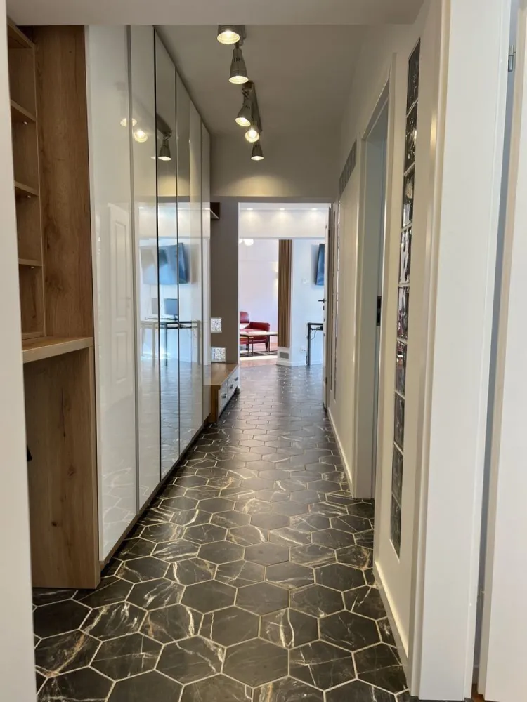 Apartament Baneasa Antena 1 pozitie unica 3 cam 2bai 2 parcare - Baneasa Antena 1 pozitie dominanta, 3 camere decomandat, 77mp, 2bai
La 5 minute de mers pe jos pana la intrarea din parcul Herastrau.
Adresa: Baneasa, Sos.Bucuresti-Ploiesti Nr.12, Sect.1 

Pretabil si cabinet notarial, dentist etc.
Spatiu Living+Sufragerie+Bucatarie open in total 40mp, 2 dormitoare, 1x baie cu cada, 1x baie pt living.
1x Loc de parcare la umbra; 
Ocazie: extrem de putine apartamente cu aceasta pozitie privilegiata de-a lungul timpului oferite spre vanzare.

Bloc foarte solid (1982) cu vecini deosebiti, Etaj 1/4; fara lift (nici nu e nevoie la et.1), linistit. 3x aparate A/C.
Incalzire cu centrala de cartier cu costuri f mici, nu a fost nevoie niciodata de centrala de apartament.

Vedere frontala neobturata, bloc etalon (pe vremea lui Ceausescu toate blocurile cu vedere la o sosea de importanta acesteia aveau alte finisaje superioare inca din conceptie si constructie), nu confundati cu blocurile din interiorul cartierului. Luminos. 

Renovat profesional in 2022 (eur45k) cu totul nou:
Tamplarie premium Qfort cu geamuri triple UV- nu sunt geamurile normale de termopan din reabilitare termica, usa exterior blindata Minerva/Securemme (Italia); Baterii Grohe, 

Se vinde complet mobilat, utilat. 
Proprietar (primul de la construtia initiala si pana acum). Fara Comisioane.
Certificat energetic. Cadastru. Intabulare. Toate actele ok pt vanzare. Mai multe detalii la tel., filmare disponibila pe watsup.