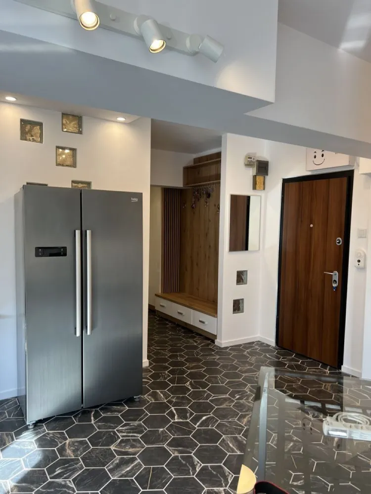 Apartament Baneasa Antena 1 pozitie unica 3 cam 2bai 2 parcare - Baneasa Antena 1 pozitie dominanta, 3 camere decomandat, 77mp, 2bai
La 5 minute de mers pe jos pana la intrarea din parcul Herastrau.
Adresa: Baneasa, Sos.Bucuresti-Ploiesti Nr.12, Sect.1 

Pretabil si cabinet notarial, dentist etc.
Spatiu Living+Sufragerie+Bucatarie open in total 40mp, 2 dormitoare, 1x baie cu cada, 1x baie pt living.
1x Loc de parcare la umbra; 
Ocazie: extrem de putine apartamente cu aceasta pozitie privilegiata de-a lungul timpului oferite spre vanzare.

Bloc foarte solid (1982) cu vecini deosebiti, Etaj 1/4; fara lift (nici nu e nevoie la et.1), linistit. 3x aparate A/C.
Incalzire cu centrala de cartier cu costuri f mici, nu a fost nevoie niciodata de centrala de apartament.

Vedere frontala neobturata, bloc etalon (pe vremea lui Ceausescu toate blocurile cu vedere la o sosea de importanta acesteia aveau alte finisaje superioare inca din conceptie si constructie), nu confundati cu blocurile din interiorul cartierului. Luminos. 

Renovat profesional in 2022 (eur45k) cu totul nou:
Tamplarie premium Qfort cu geamuri triple UV- nu sunt geamurile normale de termopan din reabilitare termica, usa exterior blindata Minerva/Securemme (Italia); Baterii Grohe, 

Se vinde complet mobilat, utilat. 
Proprietar (primul de la construtia initiala si pana acum). Fara Comisioane.
Certificat energetic. Cadastru. Intabulare. Toate actele ok pt vanzare. Mai multe detalii la tel., filmare disponibila pe watsup.