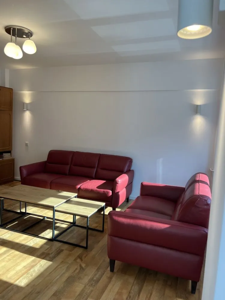 Apartament Baneasa Antena 1 pozitie unica 3 cam 2bai 2 parcare - Baneasa Antena 1 pozitie dominanta, 3 camere decomandat, 77mp, 2bai
La 5 minute de mers pe jos pana la intrarea din parcul Herastrau.
Adresa: Baneasa, Sos.Bucuresti-Ploiesti Nr.12, Sect.1 

Pretabil si cabinet notarial, dentist etc.
Spatiu Living+Sufragerie+Bucatarie open in total 40mp, 2 dormitoare, 1x baie cu cada, 1x baie pt living.
1x Loc de parcare la umbra; 
Ocazie: extrem de putine apartamente cu aceasta pozitie privilegiata de-a lungul timpului oferite spre vanzare.

Bloc foarte solid (1982) cu vecini deosebiti, Etaj 1/4; fara lift (nici nu e nevoie la et.1), linistit. 3x aparate A/C.
Incalzire cu centrala de cartier cu costuri f mici, nu a fost nevoie niciodata de centrala de apartament.

Vedere frontala neobturata, bloc etalon (pe vremea lui Ceausescu toate blocurile cu vedere la o sosea de importanta acesteia aveau alte finisaje superioare inca din conceptie si constructie), nu confundati cu blocurile din interiorul cartierului. Luminos. 

Renovat profesional in 2022 (eur45k) cu totul nou:
Tamplarie premium Qfort cu geamuri triple UV- nu sunt geamurile normale de termopan din reabilitare termica, usa exterior blindata Minerva/Securemme (Italia); Baterii Grohe, 

Se vinde complet mobilat, utilat. 
Proprietar (primul de la construtia initiala si pana acum). Fara Comisioane.
Certificat energetic. Cadastru. Intabulare. Toate actele ok pt vanzare. Mai multe detalii la tel., filmare disponibila pe watsup.