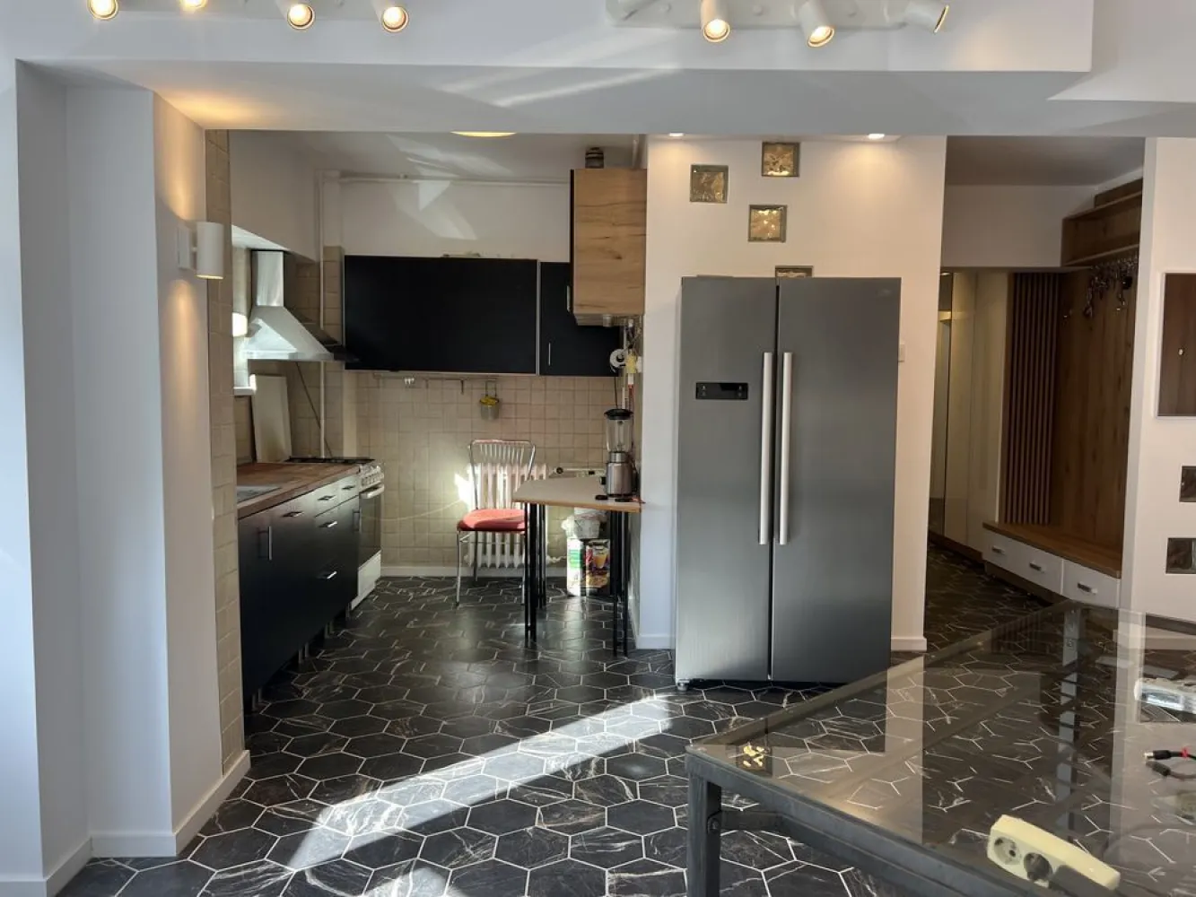 Apartament Baneasa Antena 1 pozitie unica 3 cam 2bai 2 parcare - Baneasa Antena 1 pozitie dominanta, 3 camere decomandat, 77mp, 2bai
La 5 minute de mers pe jos pana la intrarea din parcul Herastrau.
Adresa: Baneasa, Sos.Bucuresti-Ploiesti Nr.12, Sect.1 

Pretabil si cabinet notarial, dentist etc.
Spatiu Living+Sufragerie+Bucatarie open in total 40mp, 2 dormitoare, 1x baie cu cada, 1x baie pt living.
1x Loc de parcare la umbra; 
Ocazie: extrem de putine apartamente cu aceasta pozitie privilegiata de-a lungul timpului oferite spre vanzare.

Bloc foarte solid (1982) cu vecini deosebiti, Etaj 1/4; fara lift (nici nu e nevoie la et.1), linistit. 3x aparate A/C.
Incalzire cu centrala de cartier cu costuri f mici, nu a fost nevoie niciodata de centrala de apartament.

Vedere frontala neobturata, bloc etalon (pe vremea lui Ceausescu toate blocurile cu vedere la o sosea de importanta acesteia aveau alte finisaje superioare inca din conceptie si constructie), nu confundati cu blocurile din interiorul cartierului. Luminos. 

Renovat profesional in 2022 (eur45k) cu totul nou:
Tamplarie premium Qfort cu geamuri triple UV- nu sunt geamurile normale de termopan din reabilitare termica, usa exterior blindata Minerva/Securemme (Italia); Baterii Grohe, 

Se vinde complet mobilat, utilat. 
Proprietar (primul de la construtia initiala si pana acum). Fara Comisioane.
Certificat energetic. Cadastru. Intabulare. Toate actele ok pt vanzare. Mai multe detalii la tel., filmare disponibila pe watsup.