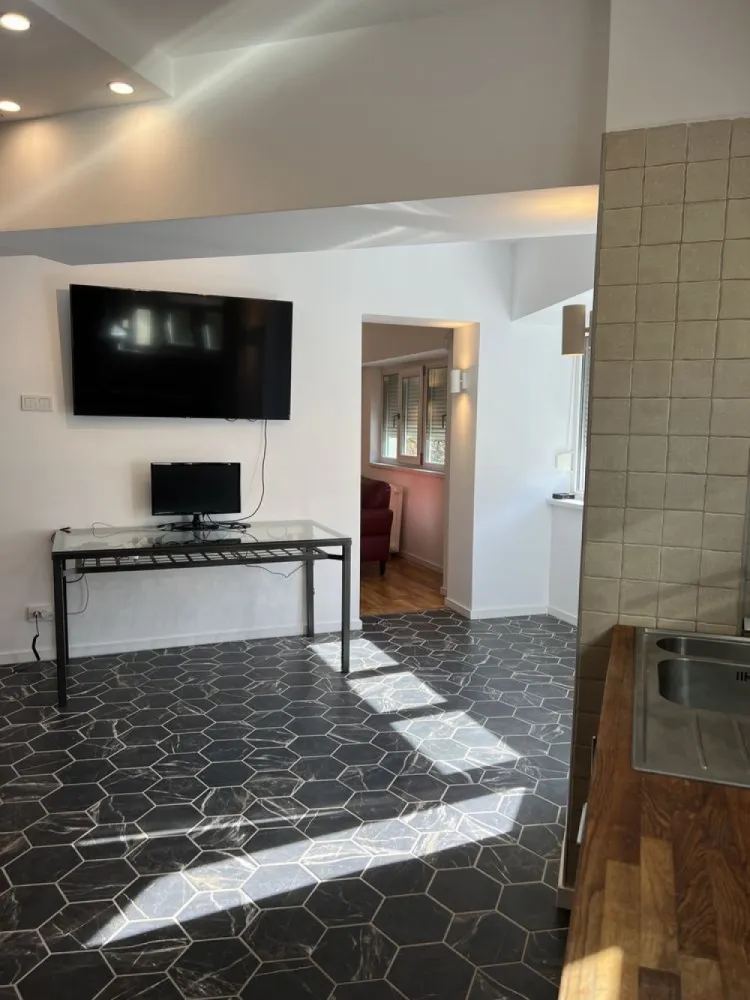 Apartament Baneasa Antena 1 pozitie unica 3 cam 2bai 2 parcare - Baneasa Antena 1 pozitie dominanta, 3 camere decomandat, 77mp, 2bai
La 5 minute de mers pe jos pana la intrarea din parcul Herastrau.
Adresa: Baneasa, Sos.Bucuresti-Ploiesti Nr.12, Sect.1 

Pretabil si cabinet notarial, dentist etc.
Spatiu Living+Sufragerie+Bucatarie open in total 40mp, 2 dormitoare, 1x baie cu cada, 1x baie pt living.
1x Loc de parcare la umbra; 
Ocazie: extrem de putine apartamente cu aceasta pozitie privilegiata de-a lungul timpului oferite spre vanzare.

Bloc foarte solid (1982) cu vecini deosebiti, Etaj 1/4; fara lift (nici nu e nevoie la et.1), linistit. 3x aparate A/C.
Incalzire cu centrala de cartier cu costuri f mici, nu a fost nevoie niciodata de centrala de apartament.

Vedere frontala neobturata, bloc etalon (pe vremea lui Ceausescu toate blocurile cu vedere la o sosea de importanta acesteia aveau alte finisaje superioare inca din conceptie si constructie), nu confundati cu blocurile din interiorul cartierului. Luminos. 

Renovat profesional in 2022 (eur45k) cu totul nou:
Tamplarie premium Qfort cu geamuri triple UV- nu sunt geamurile normale de termopan din reabilitare termica, usa exterior blindata Minerva/Securemme (Italia); Baterii Grohe, 

Se vinde complet mobilat, utilat. 
Proprietar (primul de la construtia initiala si pana acum). Fara Comisioane.
Certificat energetic. Cadastru. Intabulare. Toate actele ok pt vanzare. Mai multe detalii la tel., filmare disponibila pe watsup.