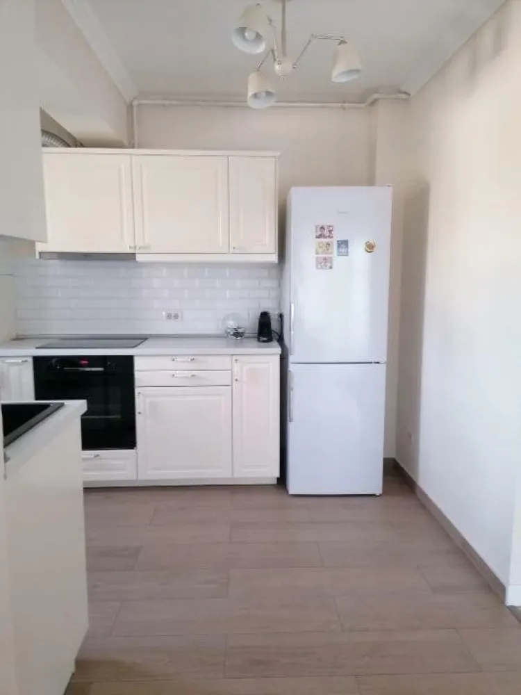 Apartament 3 camere Parc Bazilescu - Ofer spre vanzare apartament de 3 camere amplasat la etajul 2 din D+P+3 construit in anul 2019 in zona Bucurestii Noi, la 30 min de intrarea in Parcul Bazilescu.

Apartamentul se vinde complet mobilat si utilat. Dotari: centrala termica individuala, supraveghere video, interfon, aer conditionat, plita si cuptor electric, hota, frigider, cuptor microunde, masina de spalat. Apartamentul este amplasat pe partea din fata a blocului, la etajul 2 oferind o priveliste frumoasa asupra parcului. Structura imobilului: Cadre de beton cu inchideri din caramida porotherm. Izolatie termica. Exterior - Polistiren. Geamuri termopan Veka. Incalzire: Centrala proprie + calorifere. In apropierea imobilului mai gasiti: - Parcul Bazilescu; Lidl; Piata 16 Februarie; Kaufland; Carrefour, iar la o plimbare de 7 min. prin parc se afla statia de metrou. Scoli si gradinite la doar cateva minute; Zona ofera acces facil atat catre centrul orasului, cat si catre exteriorul acestuia. Blocul are un total de 8 apartamente, iar vecinii sunt civilizati.

Apartamentul se vinde cu 2 locuri de parcare supraterane.
Nu ofer comision