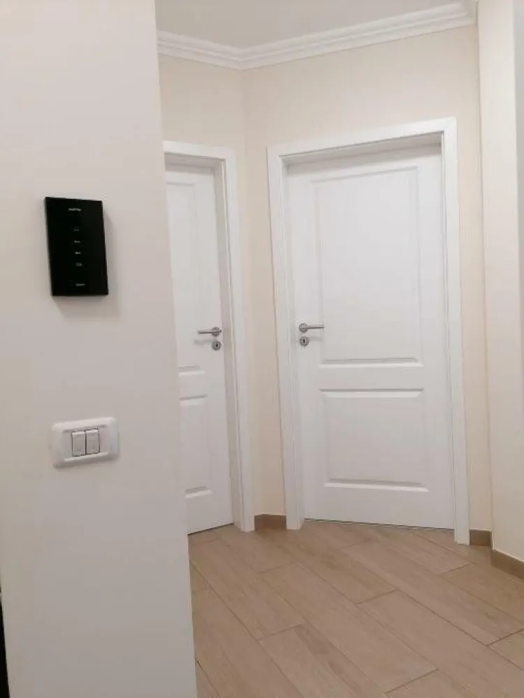 Apartament 3 camere Parc Bazilescu - Ofer spre vanzare apartament de 3 camere amplasat la etajul 2 din D+P+3 construit in anul 2019 in zona Bucurestii Noi, la 30 min de intrarea in Parcul Bazilescu.

Apartamentul se vinde complet mobilat si utilat. Dotari: centrala termica individuala, supraveghere video, interfon, aer conditionat, plita si cuptor electric, hota, frigider, cuptor microunde, masina de spalat. Apartamentul este amplasat pe partea din fata a blocului, la etajul 2 oferind o priveliste frumoasa asupra parcului. Structura imobilului: Cadre de beton cu inchideri din caramida porotherm. Izolatie termica. Exterior - Polistiren. Geamuri termopan Veka. Incalzire: Centrala proprie + calorifere. In apropierea imobilului mai gasiti: - Parcul Bazilescu; Lidl; Piata 16 Februarie; Kaufland; Carrefour, iar la o plimbare de 7 min. prin parc se afla statia de metrou. Scoli si gradinite la doar cateva minute; Zona ofera acces facil atat catre centrul orasului, cat si catre exteriorul acestuia. Blocul are un total de 8 apartamente, iar vecinii sunt civilizati.

Apartamentul se vinde cu 2 locuri de parcare supraterane.
Nu ofer comision