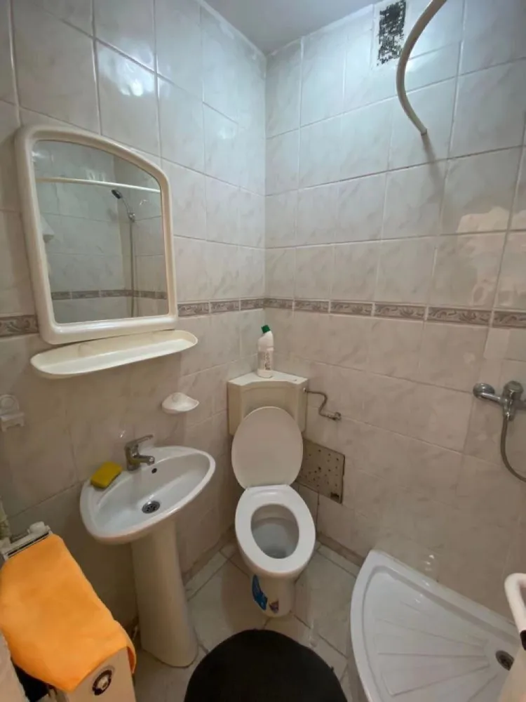 Ocazie! Proprietar direct!3camere de vânzare Decebal București - 3 camere de vânzare spațios cu 95 metripatrati util,toate camerele sunt cu vedere stradal 4 balcoane modificat,2 bai ,decomandat .8/8 , ultimul etaj posibil cu terasa,rog seriozitate ,v-aștept cu vizionare ,proprietar vande direct fără intermedierea ,actele curate fără nici o ipotecare,transfer imediat!va mulțumesc .