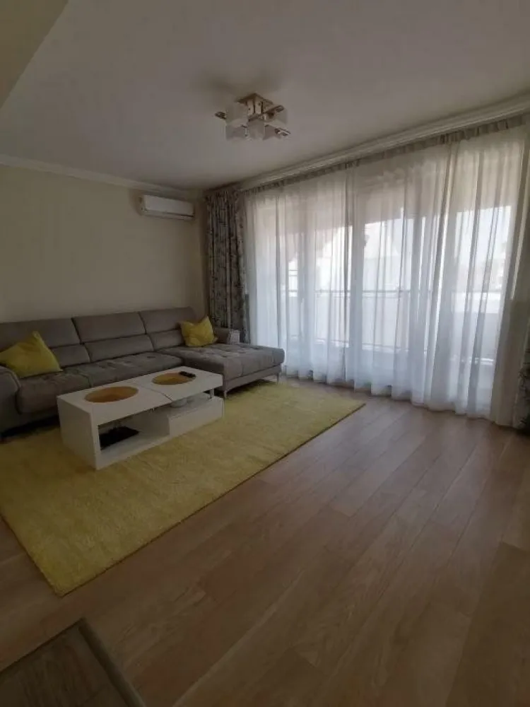 Apartament 3 camere Parc Bazilescu - Ofer spre vanzare apartament de 3 camere amplasat la etajul 2 din D+P+3 construit in anul 2019 in zona Bucurestii Noi, la 30 min de intrarea in Parcul Bazilescu.

Apartamentul se vinde complet mobilat si utilat. Dotari: centrala termica individuala, supraveghere video, interfon, aer conditionat, plita si cuptor electric, hota, frigider, cuptor microunde, masina de spalat. Apartamentul este amplasat pe partea din fata a blocului, la etajul 2 oferind o priveliste frumoasa asupra parcului. Structura imobilului: Cadre de beton cu inchideri din caramida porotherm. Izolatie termica. Exterior - Polistiren. Geamuri termopan Veka. Incalzire: Centrala proprie + calorifere. In apropierea imobilului mai gasiti: - Parcul Bazilescu; Lidl; Piata 16 Februarie; Kaufland; Carrefour, iar la o plimbare de 7 min. prin parc se afla statia de metrou. Scoli si gradinite la doar cateva minute; Zona ofera acces facil atat catre centrul orasului, cat si catre exteriorul acestuia. Blocul are un total de 8 apartamente, iar vecinii sunt civilizati.

Apartamentul se vinde cu 2 locuri de parcare supraterane.
Nu ofer comision