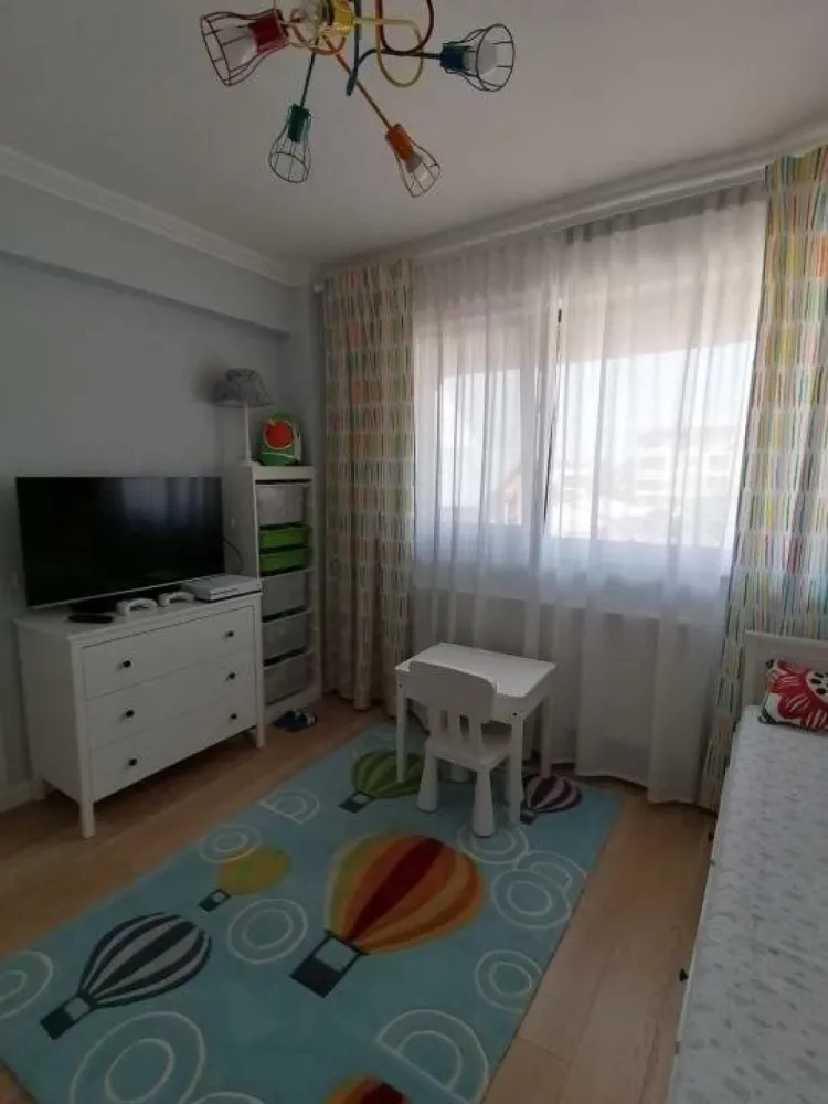 Apartament 3 camere Parc Bazilescu - Ofer spre vanzare apartament de 3 camere amplasat la etajul 2 din D+P+3 construit in anul 2019 in zona Bucurestii Noi, la 30 min de intrarea in Parcul Bazilescu.

Apartamentul se vinde complet mobilat si utilat. Dotari: centrala termica individuala, supraveghere video, interfon, aer conditionat, plita si cuptor electric, hota, frigider, cuptor microunde, masina de spalat. Apartamentul este amplasat pe partea din fata a blocului, la etajul 2 oferind o priveliste frumoasa asupra parcului. Structura imobilului: Cadre de beton cu inchideri din caramida porotherm. Izolatie termica. Exterior - Polistiren. Geamuri termopan Veka. Incalzire: Centrala proprie + calorifere. In apropierea imobilului mai gasiti: - Parcul Bazilescu; Lidl; Piata 16 Februarie; Kaufland; Carrefour, iar la o plimbare de 7 min. prin parc se afla statia de metrou. Scoli si gradinite la doar cateva minute; Zona ofera acces facil atat catre centrul orasului, cat si catre exteriorul acestuia. Blocul are un total de 8 apartamente, iar vecinii sunt civilizati.

Apartamentul se vinde cu 2 locuri de parcare supraterane.
Nu ofer comision