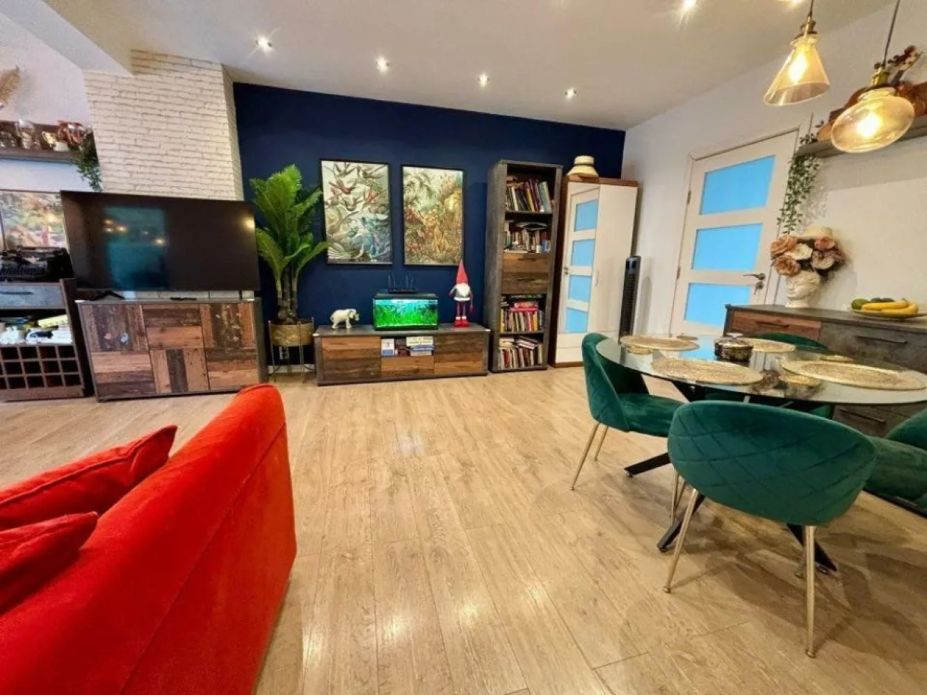 3 cam, Calea Victoriei, ultracentral - Apartament luminos de 3 camere cu 1 baie+1 grup sanitar, 87 mp utili, bucatarie complet utilata si mobilata, living si 2 dormitoare, renovat in 2021, amplasat intr-o locatie ultracentrala de top, pe Calea Victoriei, vizavi de Palatul Stirbei. Blocul Macul Rosu a fost construit in 1958, consolidat in 1978, insa se afla pe listele Primariei cu RS2. Scara este proaspat renovata, centrala de bloc noua 2024. 

Apartamentul se vinde nemobilat, exceptie facand bucataria utilata si mobilata.
Apartamentul mai dispune si de o boxa in proprietate de 4mp la subsol.

Va asteptam la vizionare!