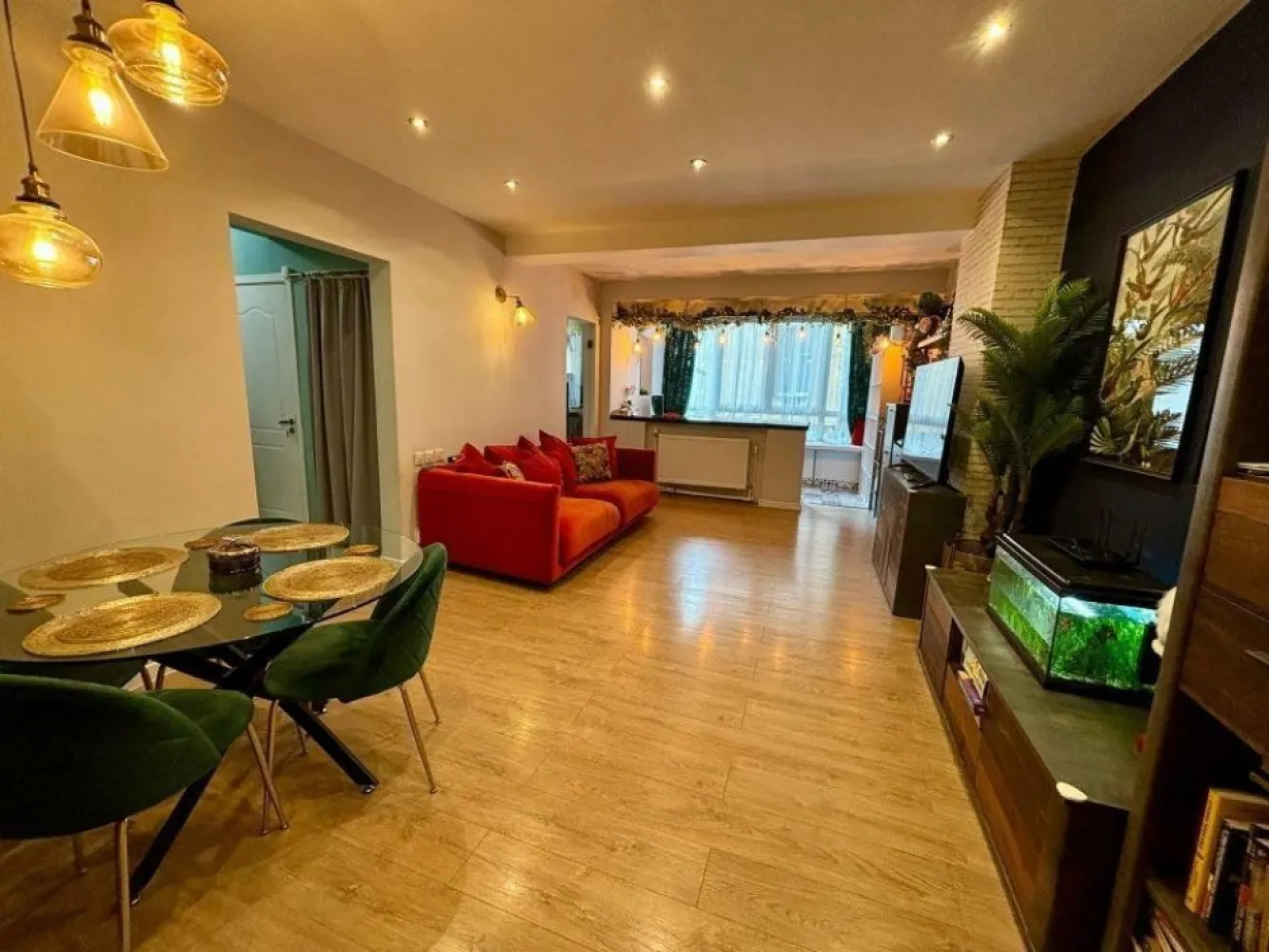 3 cam, Calea Victoriei, ultracentral - Apartament luminos de 3 camere cu 1 baie+1 grup sanitar, 87 mp utili, bucatarie complet utilata si mobilata, living si 2 dormitoare, renovat in 2021, amplasat intr-o locatie ultracentrala de top, pe Calea Victoriei, vizavi de Palatul Stirbei. Blocul Macul Rosu a fost construit in 1958, consolidat in 1978, insa se afla pe listele Primariei cu RS2. Scara este proaspat renovata, centrala de bloc noua 2024. 

Apartamentul se vinde nemobilat, exceptie facand bucataria utilata si mobilata.
Apartamentul mai dispune si de o boxa in proprietate de 4mp la subsol.

Va asteptam la vizionare!
