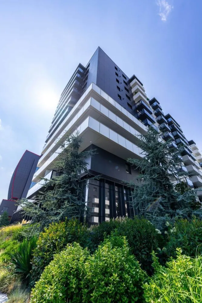 DIRECT PROPIETAR ! Apartament 3 camere, Cortina North - DIRECT PROPIETAR ! De vanzare apartament 3 camere, complex rezidential CORTINA NORTH , faza III, finalizare 01.04.2025
Apartamentul beneficiaza de una dintre cele mai bune pozitii, fiind situat in Corp D2, cu vedere spre exterior, neavand nicio cladire construita in fata, asadar este ferit de zgomotul traficului de pe bulevard oferind in acelasi timp intimitatea de care avem nevoie.

Apartamentul se afla la etajul 7 din 10, este decomandat si are o suprafata totala de 96.33 mp construiti si de 77.41 mp utili.

Suprafata totala este distribuita astfel:

- Living+Bucatarie 23.74 mp
- Dormitor 1 : 15.95 mp
- Dormitor 2 : 15.08 mp
- Baie 1 : 4.80 mp
- Baie 2 : 4.17 mp
- Hol: 5.91 mp
- Terasa: 7.76 mp

Excepţional poziţionat, în proximitatea a numeroase puncte de interes (metrou Aurel Vlaicu, staţie STB chiar în faţa ansamblului, zona corporate Pipera, Promenada Mall, şcoli, Kaufland, Lidl, Spitalul Metropolitan Bucureşti etc.), Cortina North îţi oferă, pe langă un apartament, un concept de locuire şi un stil de viaţă premium, reprezentat prin:
- Bazin semiolimpic de înot;
- Pistă de alergare de peste 1.5 km;
- Centru fitness şi wellness;
- Zonă comercială proprie;
- Parcare subterană şi supraterană;
- Peste 10.000 mp de spaţii verzi.

Apartamentul beneficiaza de finisaje şi dotări de calitate, executate la cele mai înalte standarde.
Finisaje şi dotări:
- Faţadă ventilată SwissPearl;
- Balcon cu pardoseala flotanta;
- Tavane Barissol cu LED;
- Tâmplărie aluminiu Schuco;
- Ascensoare Otis;
- Uşă securizată Pinum/Piacentini;
- Obiecte sanitare Daniel Rubinetterie;
- Uşi interioare de tip Filomuro;
- Parchet Balterio;
- Plăci ceramice Keratile;
- Aere condiţionate LG Multisplit;
- Centrală termică individuală Ariston.