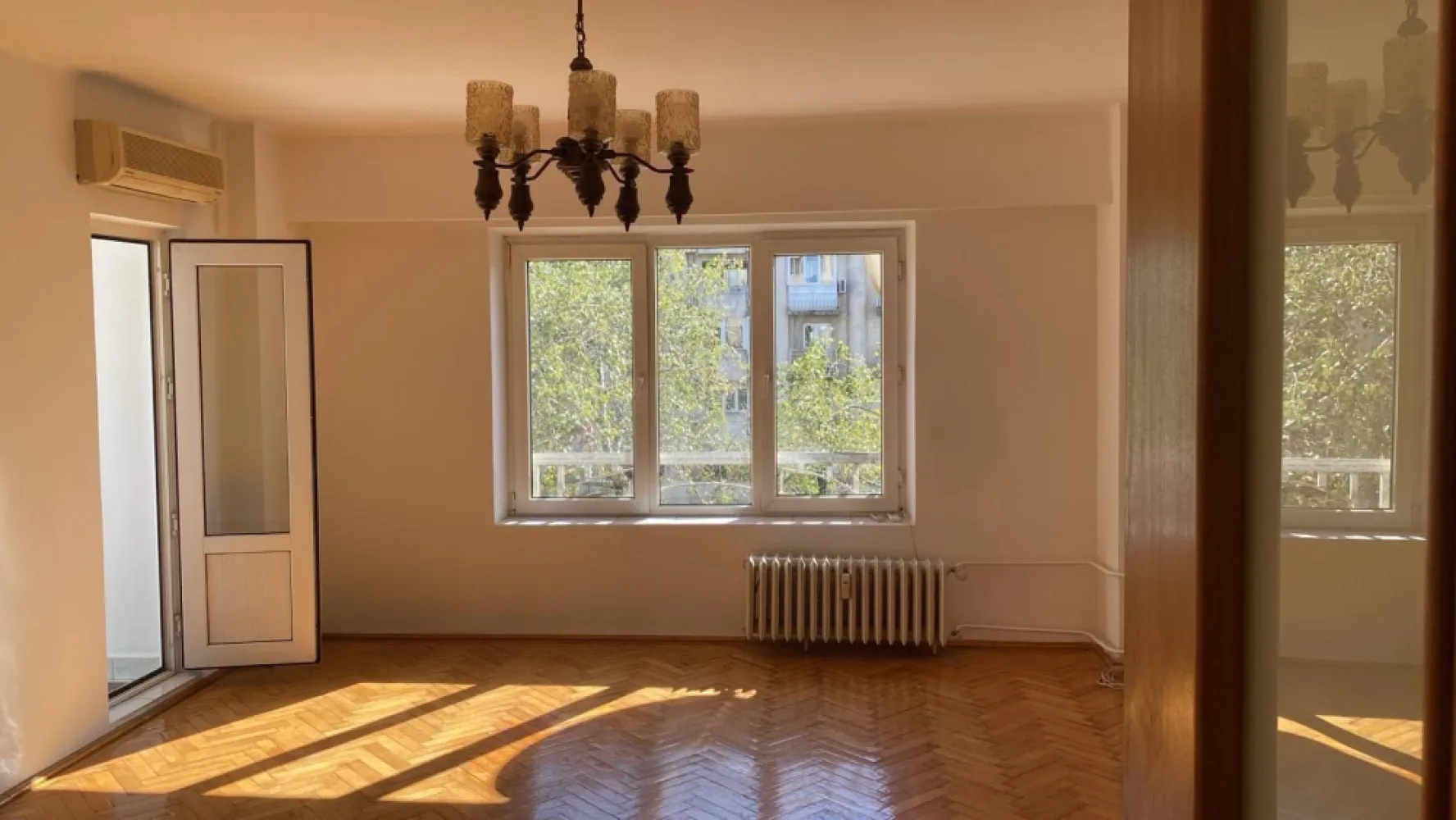 Apartament de vanzare 3 camere Bd Octavian Goga- zona Unirii - Spre vanzare apartament cu 3 camere decomandat, situat pe Bulevardul Octavian Goga, sector 3, București, cu o suprafață totală de 79,6 mp, etaj 4/7 (lift).
Apartamentul dispune de o baie şi un grup sanitar de serviciu, încălzire centrală, repartitoare şi apometre, aer condiționat, termopan, bucătărie super-echipată, gresie, faianță, parchet.
Certificat energetic clasa A (anexat), slab consum termic pe timp de iarnă, ușă metalică, interfon, vedere mixtă (ambele laturi ale imobilului).
Imobilul a fost finisat şi dat în folosință în anul 1991 şi este în curs de reabilitare termică, schelele fiind deja instalate, conform HCLS 3, nr. 422/30.08.2023 (anexată).
Disponibil imediat.
Pentru mai multe detalii şi vizionări: 07******** 072*****29