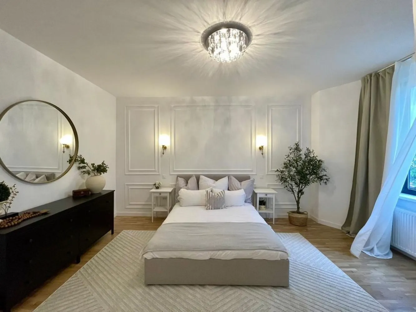 [PROPRIETAR] Apartament Central 3 camere zona Calea Calarasi - [PROPRIETAR] Apartamentul se afla in zona Calea Calarasi-Biserica Sfantul Stefan, la 10 minute de mers pe jos de Piata Unirii si 15 minute de Piata Universitatii, avand in apropiere statiile de metrou Piata Unirii si Piata Muncii. 
Este situat la etajul 2 al unei case interbelice (P+2+M) si are o suprafata de 83 mp utili. Apartamentul este compus din living şi bucatarie open space, dining si spatiu pentru birou, 2 dormitoare, 1 dressing, 2 bai si 1 balcon. 
A fost renovat complet in acest an cu dotari premium, si dispune de instalatie sanitara si electrica noua, parchet din stejar masiv, geamuri termopan si masina de spalat rufe. 
Încălzirea se face prin centrala proprie. Bucataria este complet utilata si dispune de frigider, plita, cuptor, masina de spălat vase şi hota (Samsung/Whirlpool). 
Baile sunt complet utilate si finisate cu materiale premium (travertin si piatra naturala), una dintre ele este prevazuta cu dus walk in iar cealalta este prevazuta cu cada. 
Apartamentul dispune de o boxa la subsol si de o curte interioara comuna care este împărţită cu cele 3 apartamente din cladire. 
Cladirea are parte de imbunatatiri aduse cum ar fi: acoperis nou schimbat in 2022, ambele scari renovate cu geamuri termopan. 
Constructia este din anul 1936, fara Risc sau Urgenta. 
Apartamentul se vinde complet mobilat.